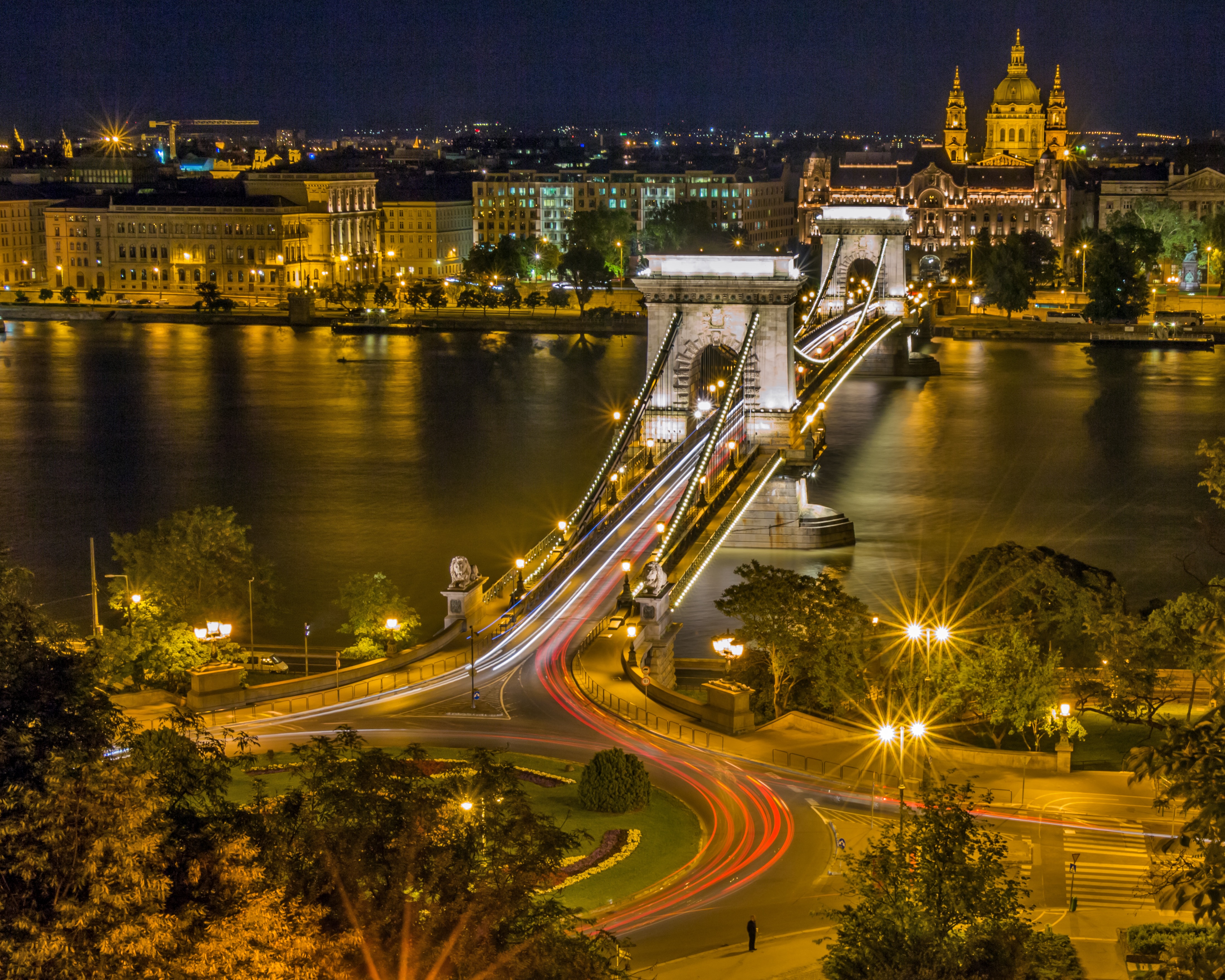 布达佩斯河上的夜桥