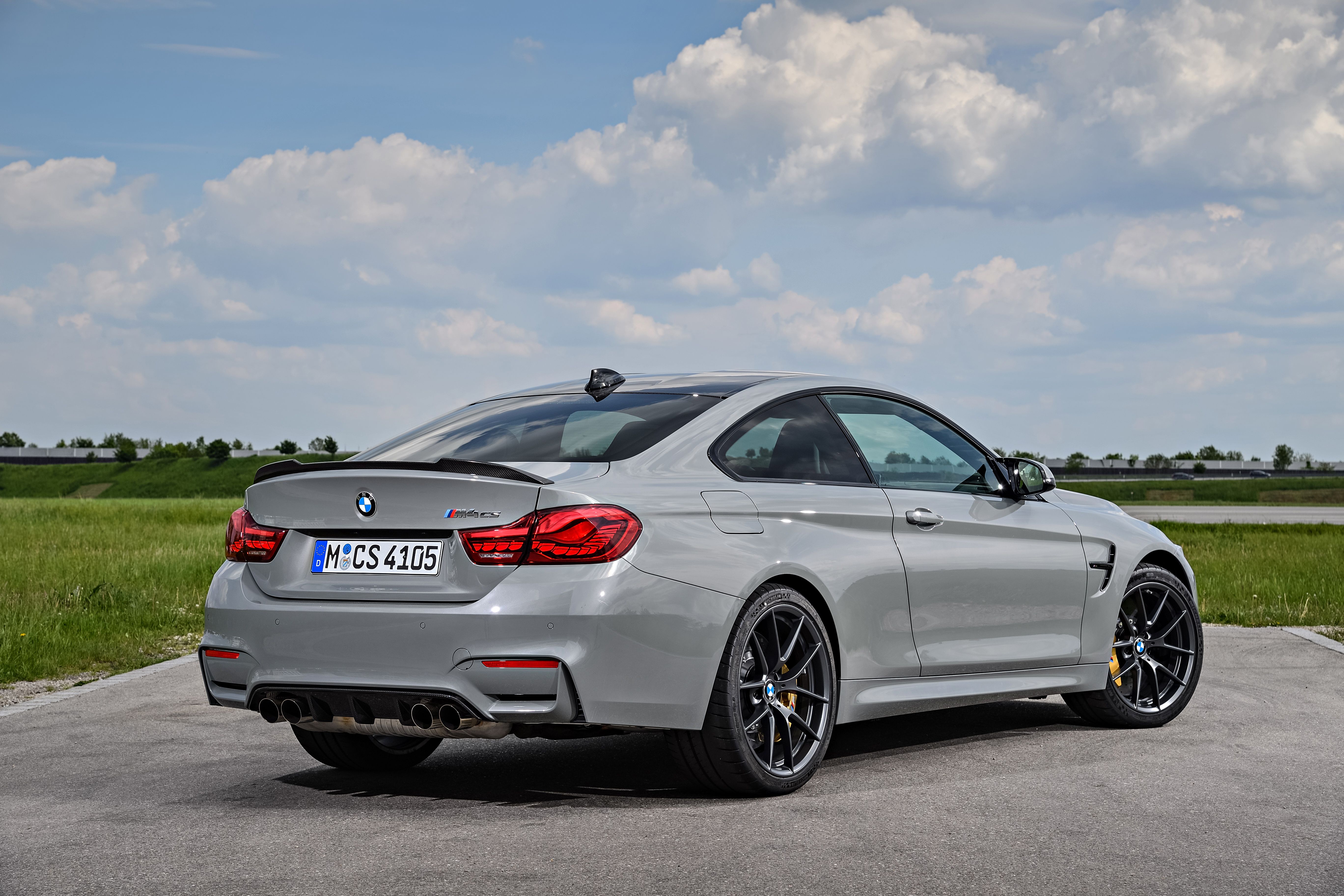 Обои BMW M4 CS задняя часть серая машина на рабочий стол