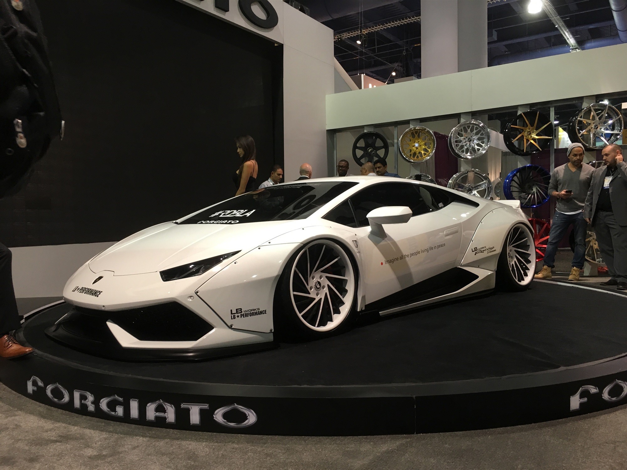 Бесплатное фото Lamborghini Huracan белого цвета