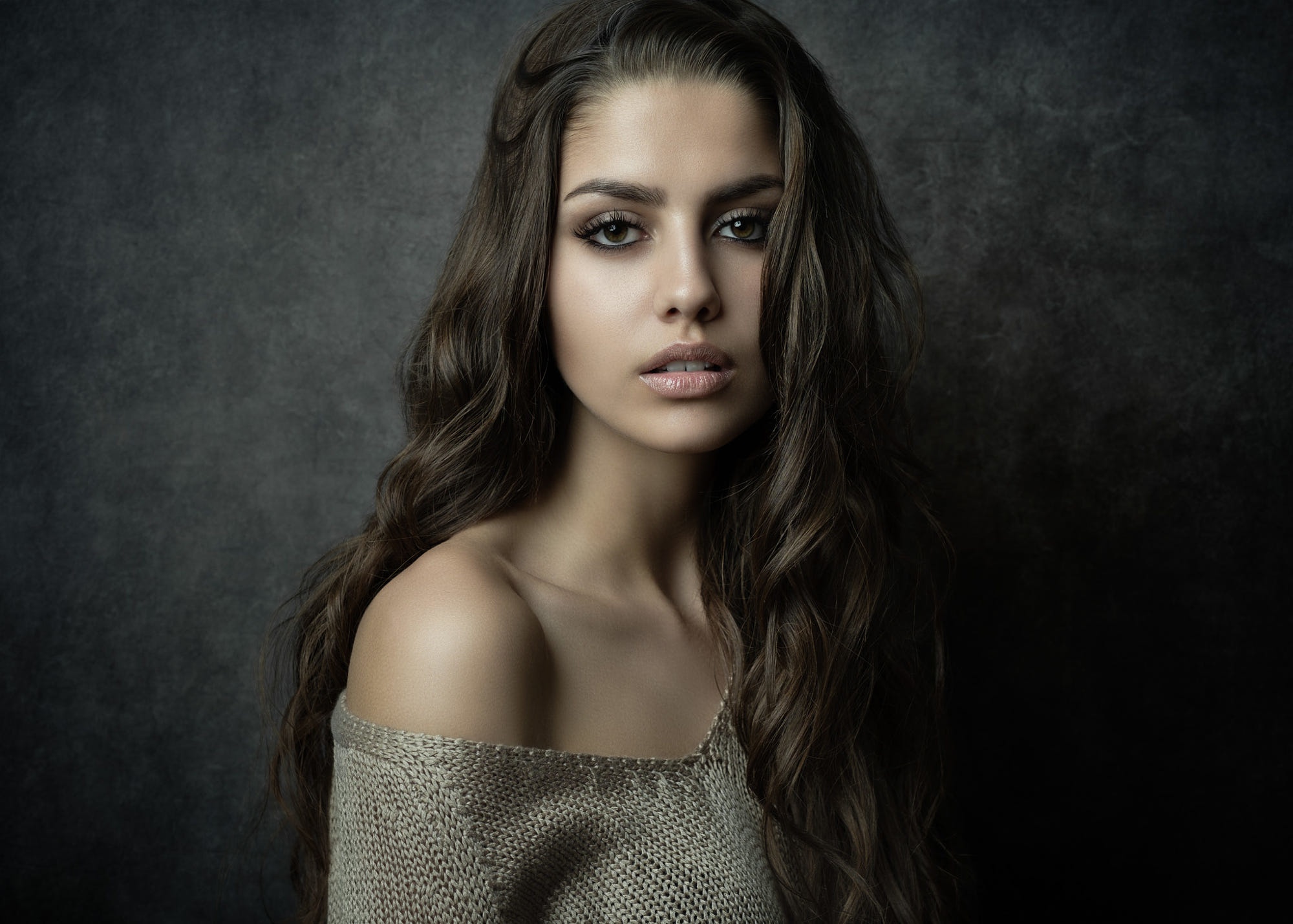 Free photo Dark-haired girl on a dark background