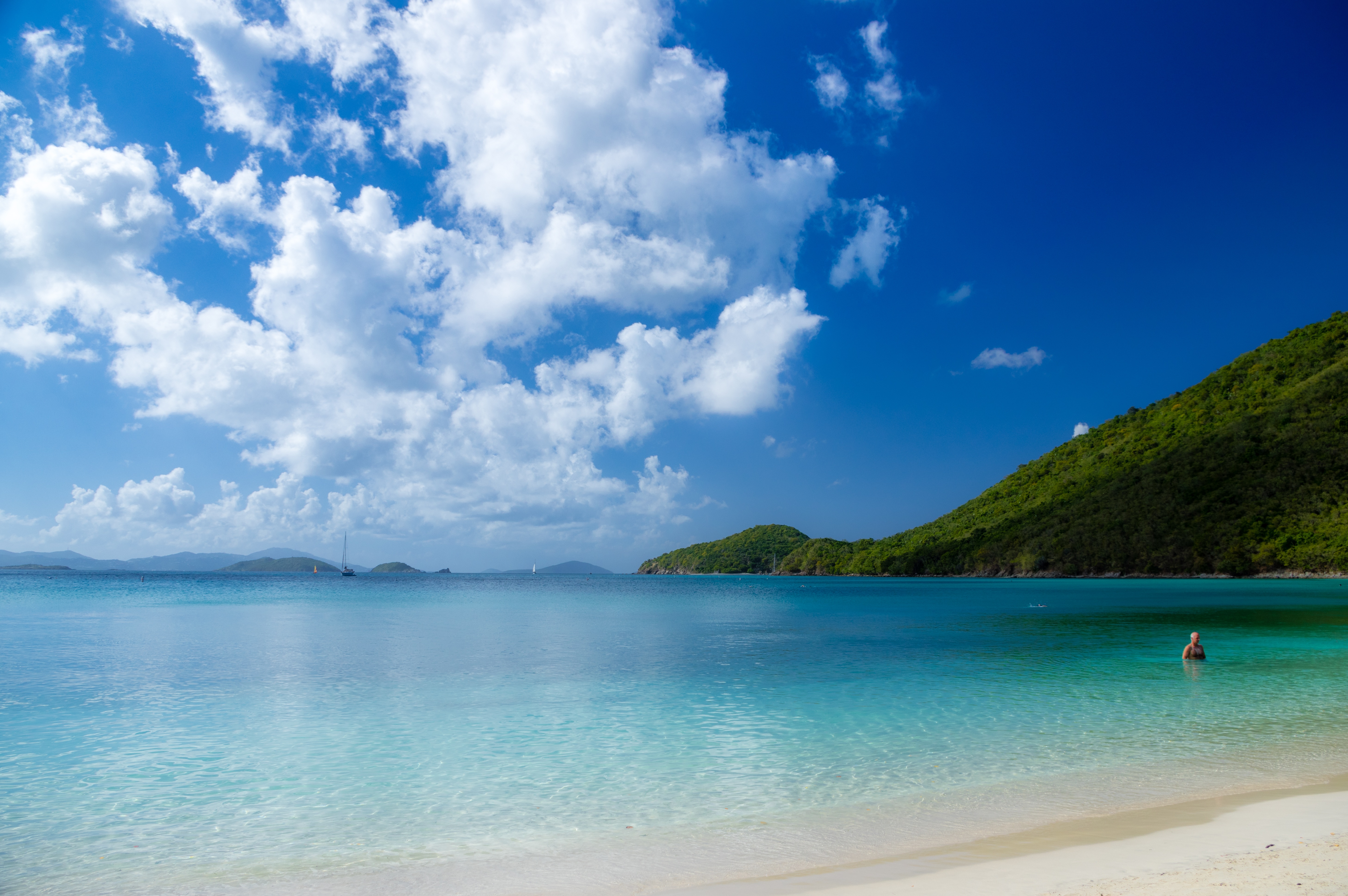 Free photo A tropical paradise on the beach in a Caribbean swimming pool