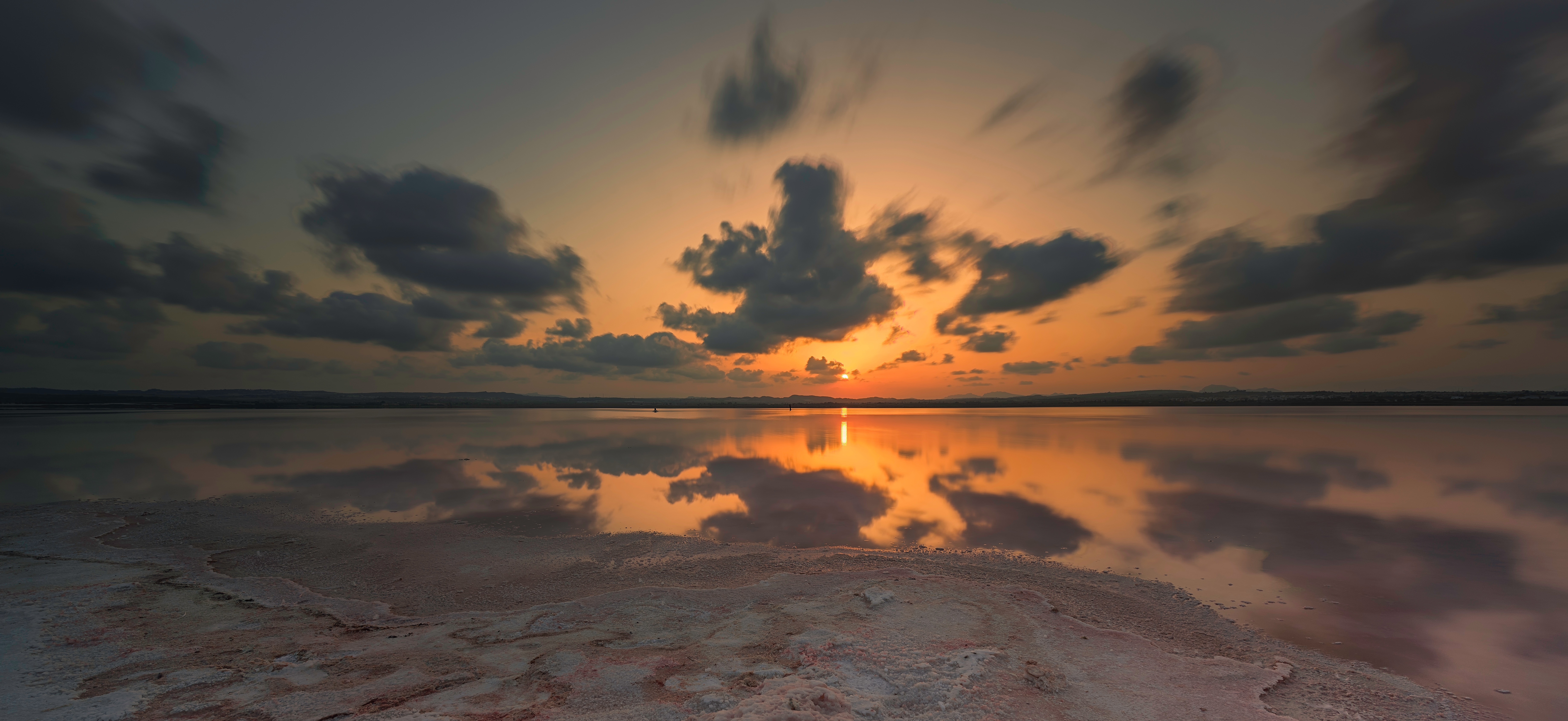 免费照片宽阔河流上的夕阳