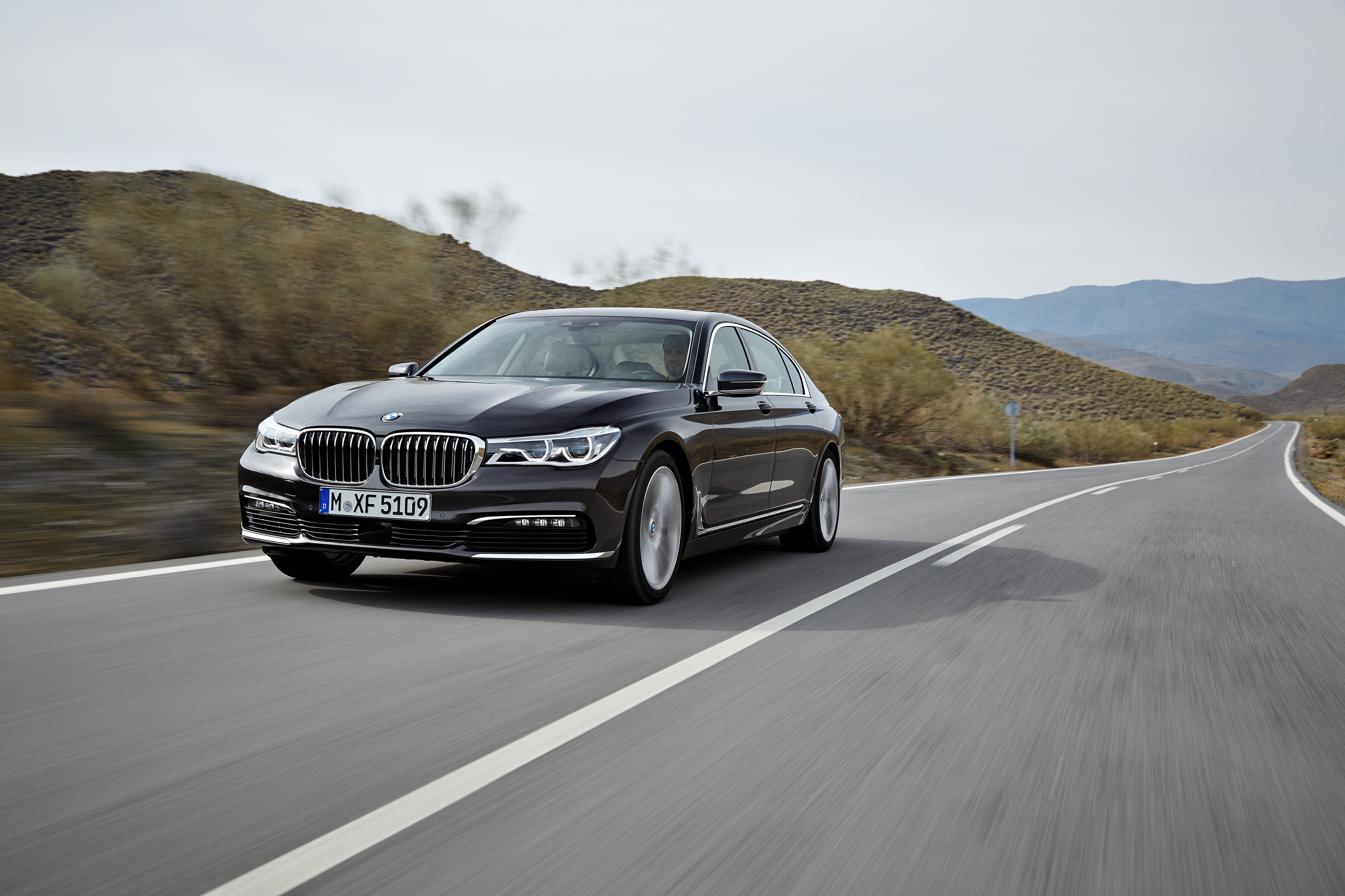 Free photo BMW 7 driving down a country lane.