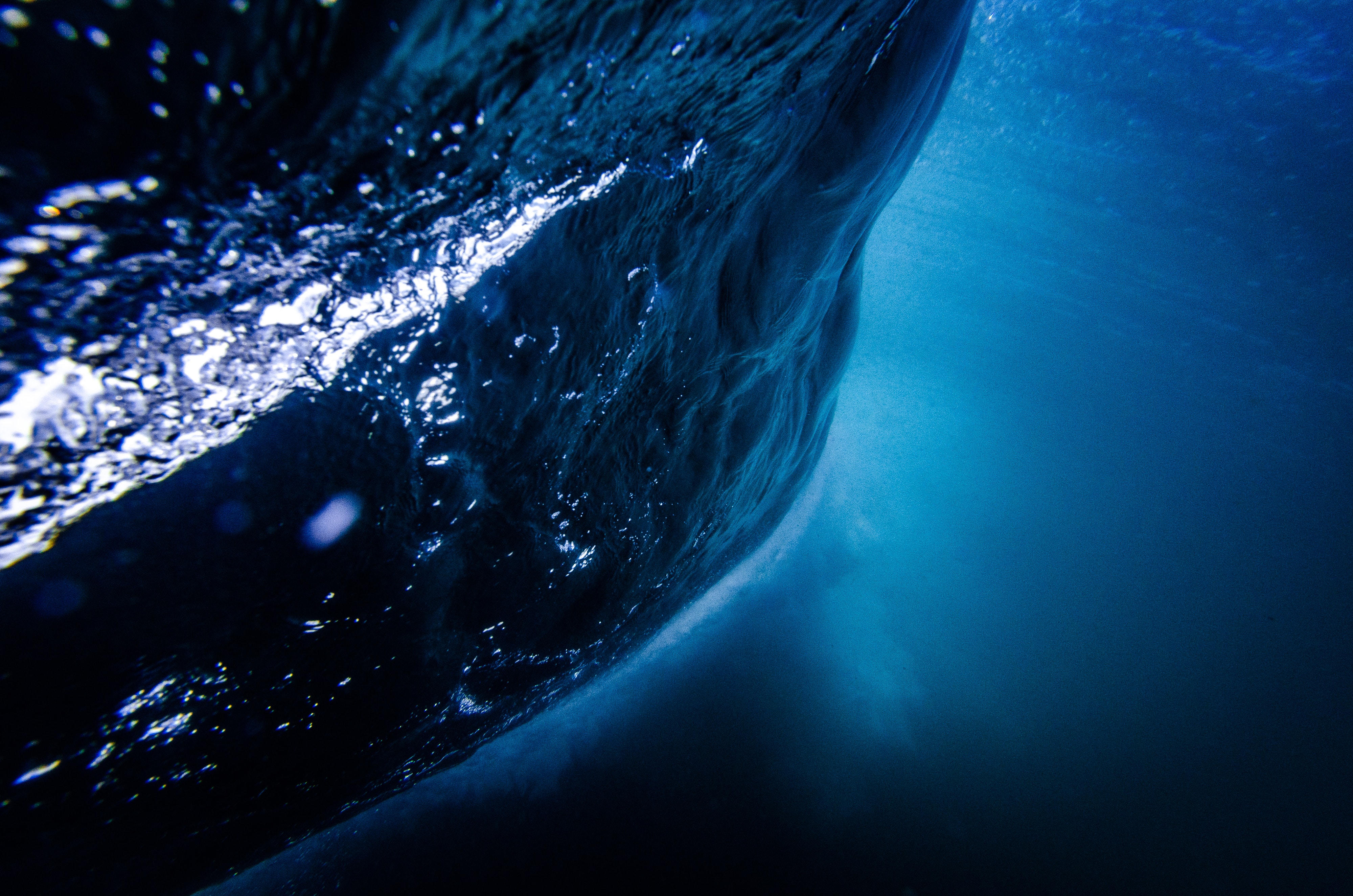 免费照片从深水中看到的波浪