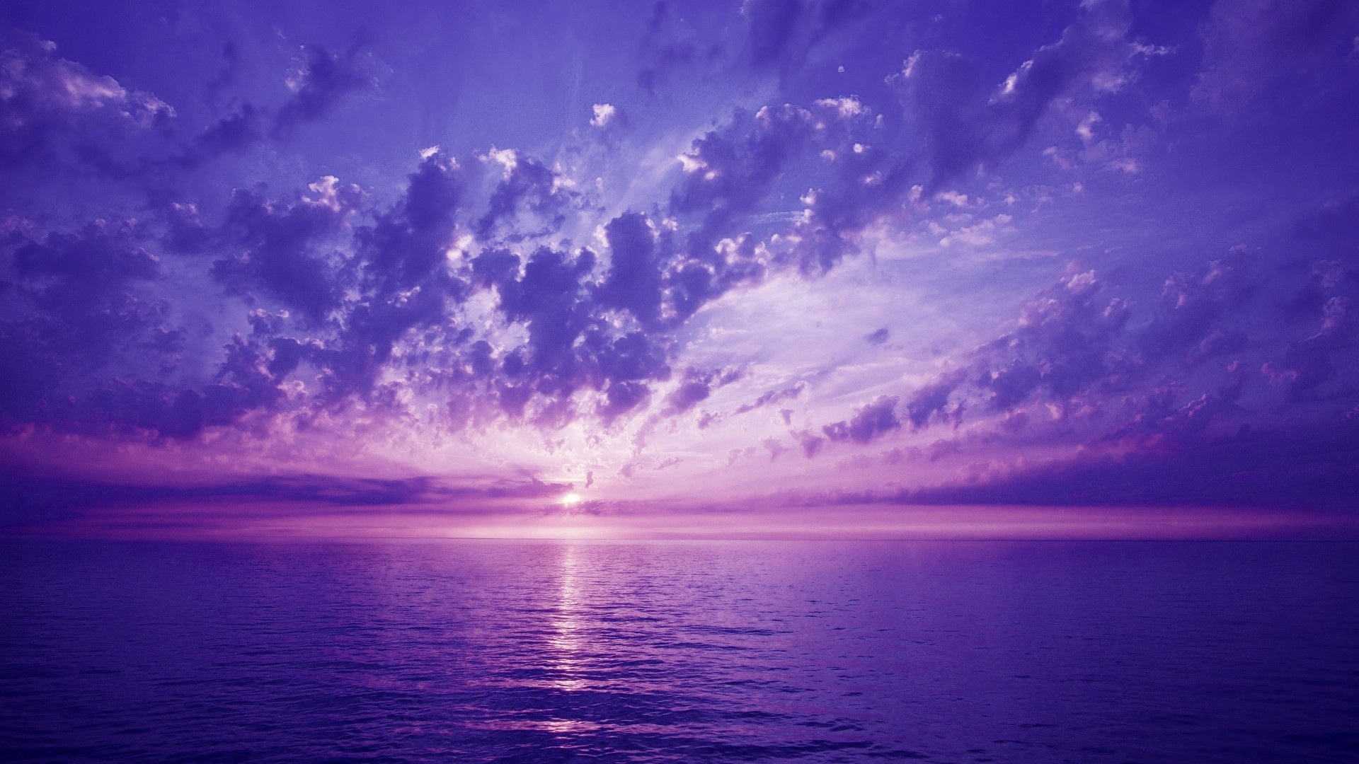 天空中的紫色晚霞与海面上的云彩