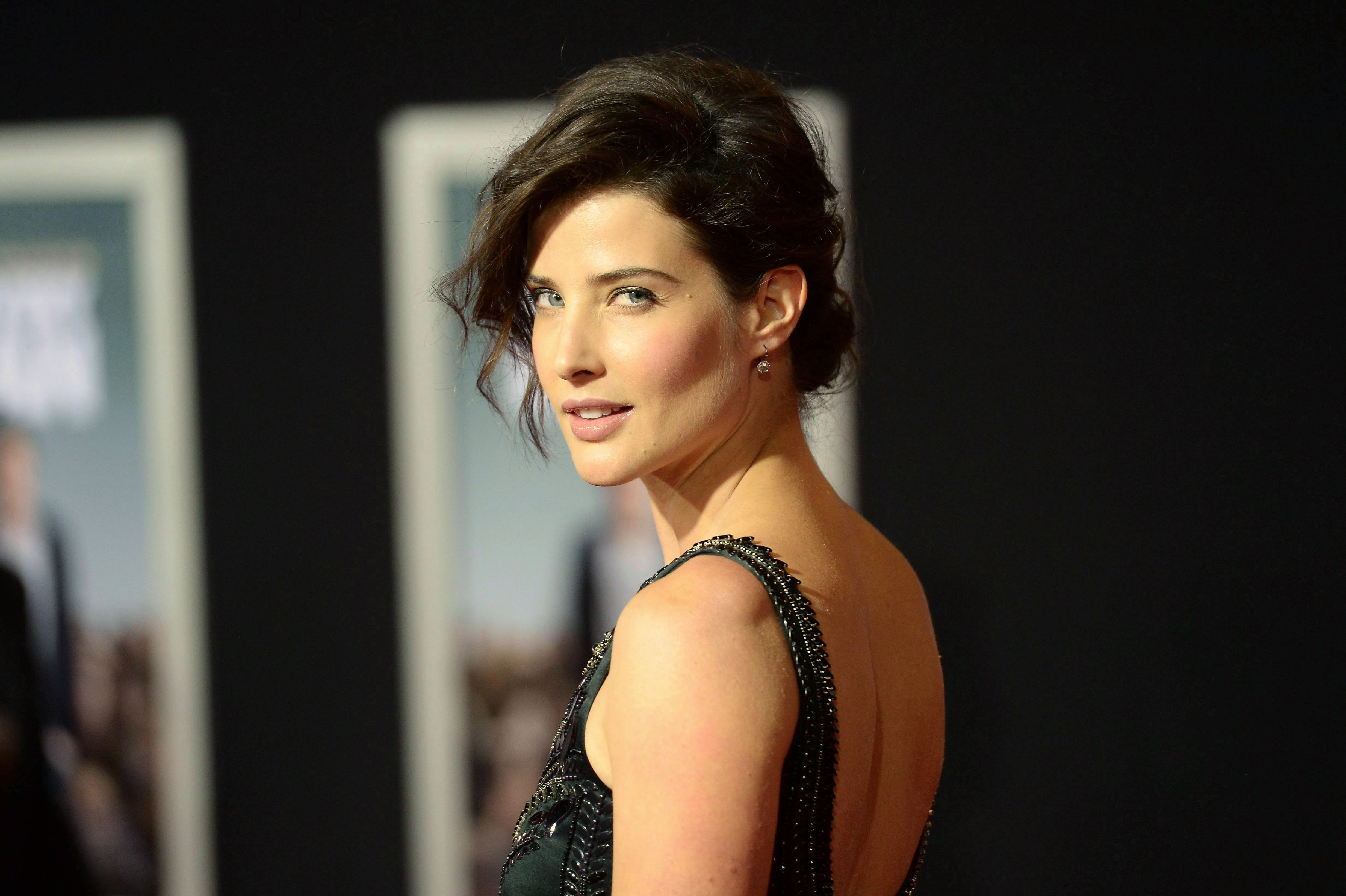 Free photo The brunette Cobie Smulders turned on the photographer