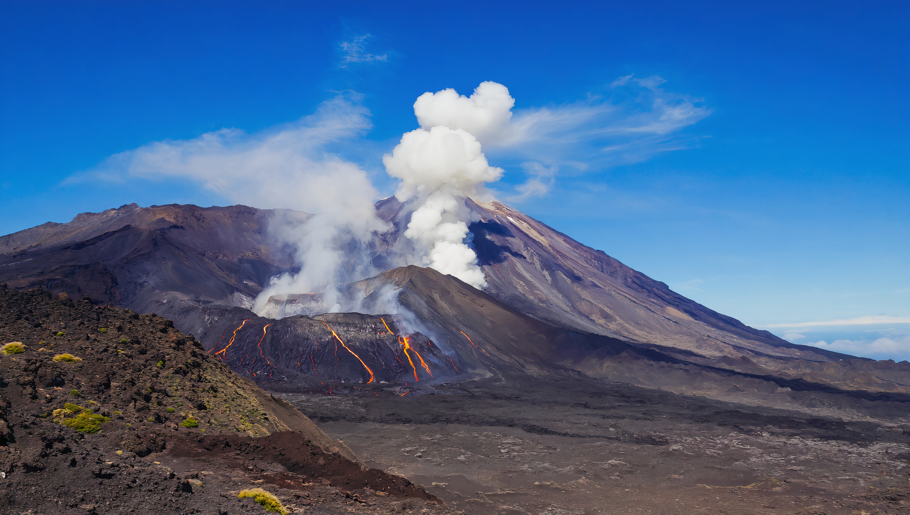 Бесплатное фото Обои на рабочий стол, небо и облака ,извержение вулкана на фоне голубого чистого неба