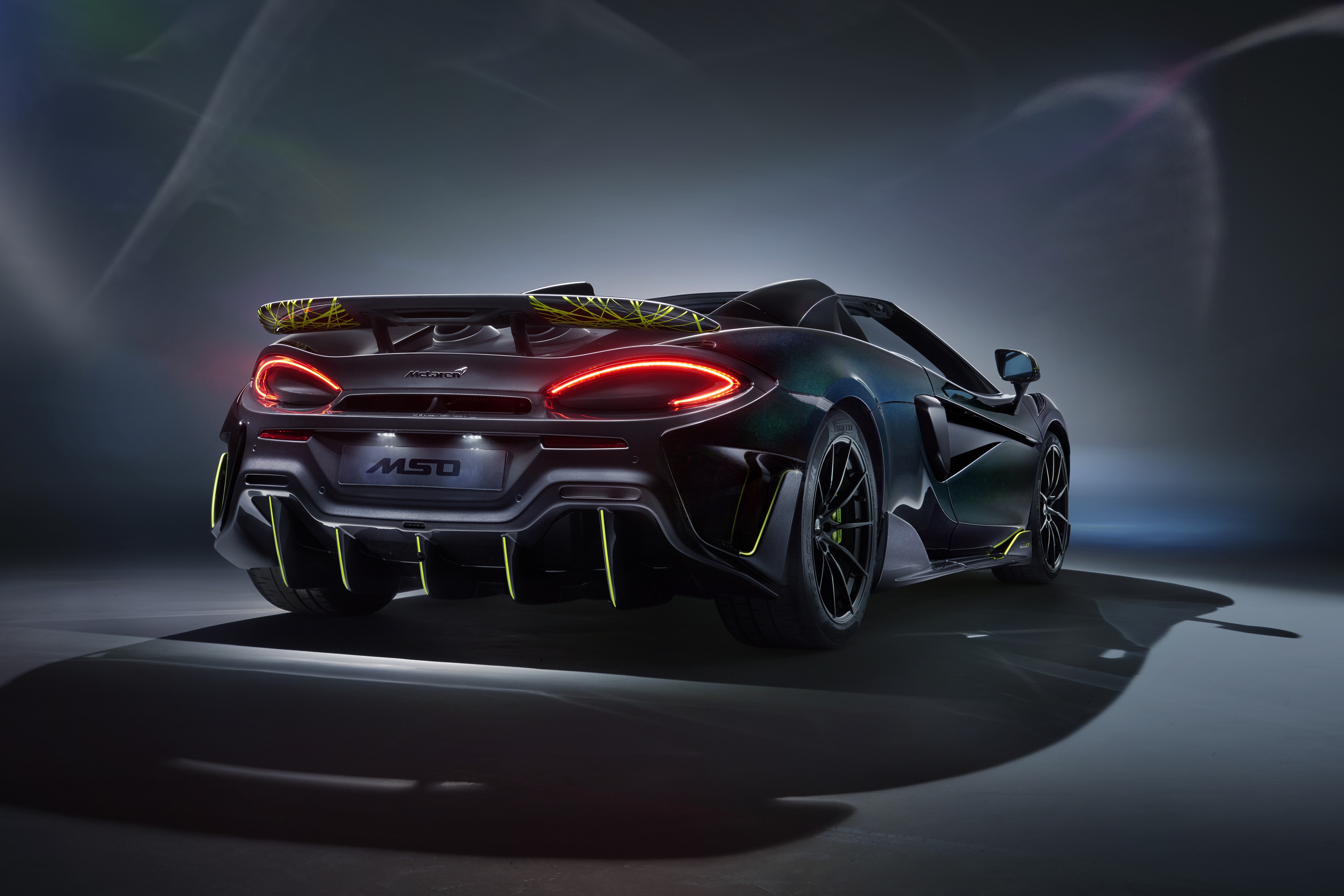 Бесплатное фото Черный Mclaren 600LT вид сзади с включенными габаритами