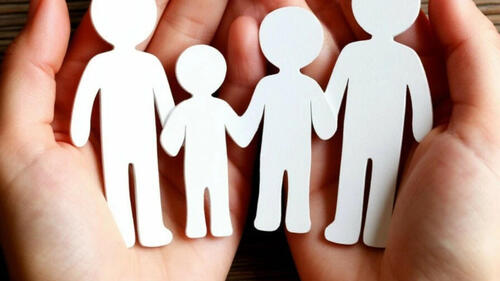 Бесплатное фото Семья на ладони