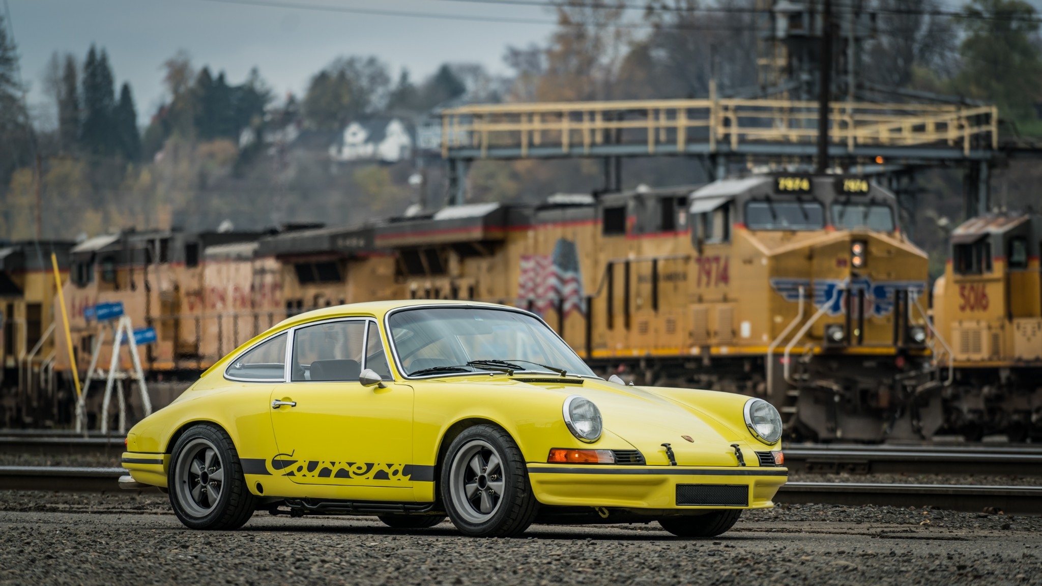 Free photo Porsche 911 carrera t yellow.