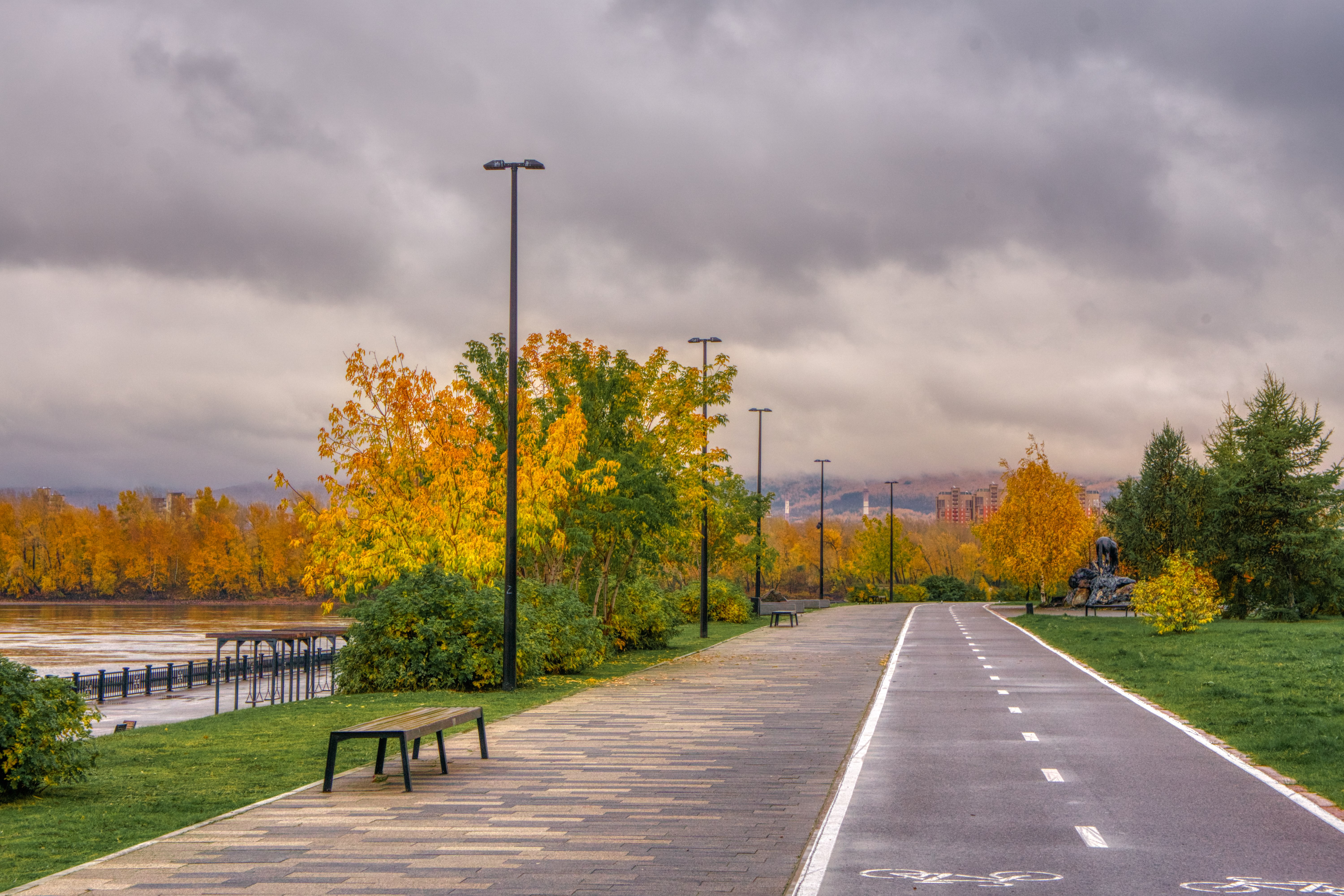 Free photo Autumn park with bicycle path near the river