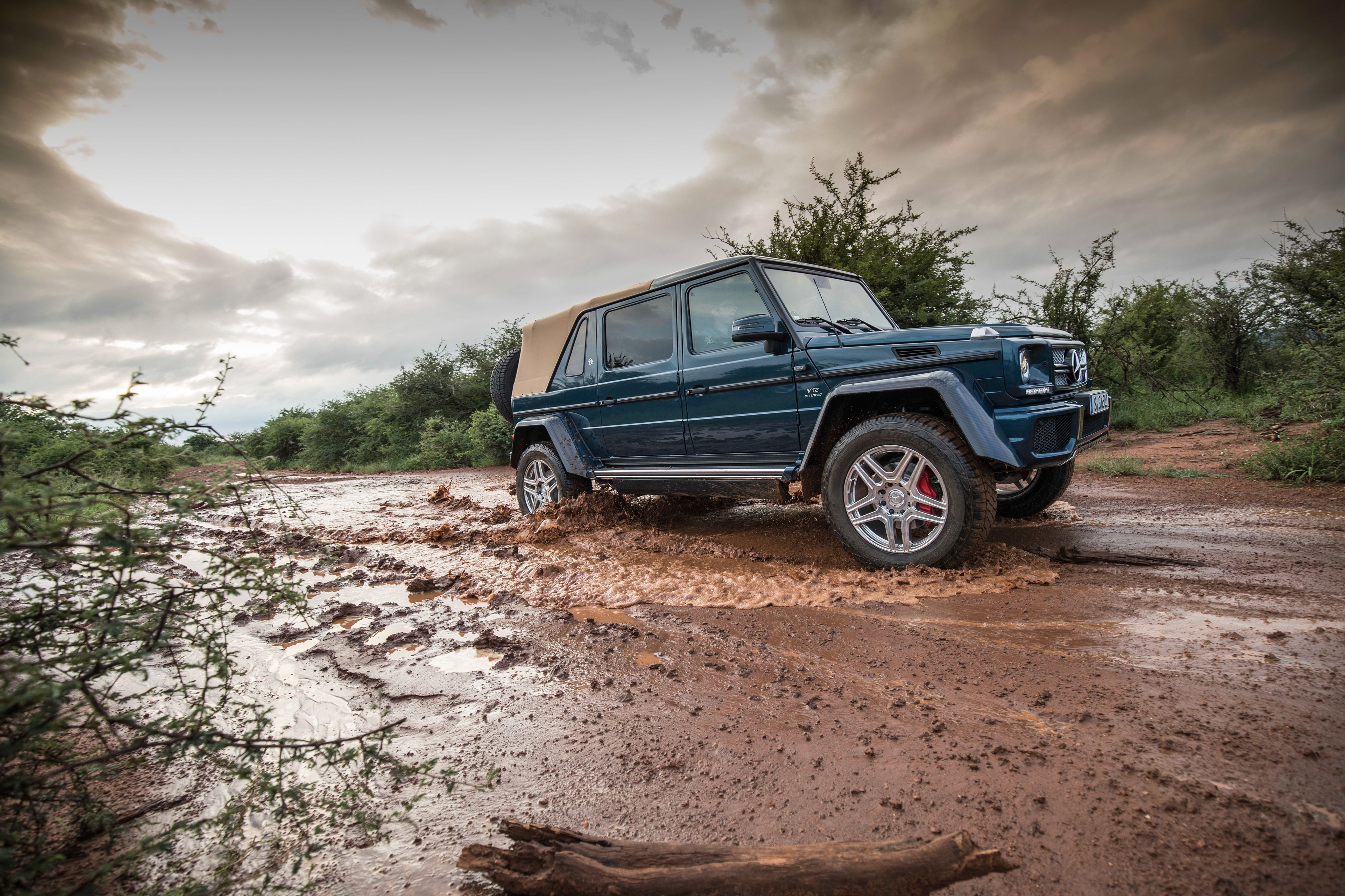 Обои Mercedes-Maybach G 650 Landaulet 2017 грязь автомобиль на рабочий стол