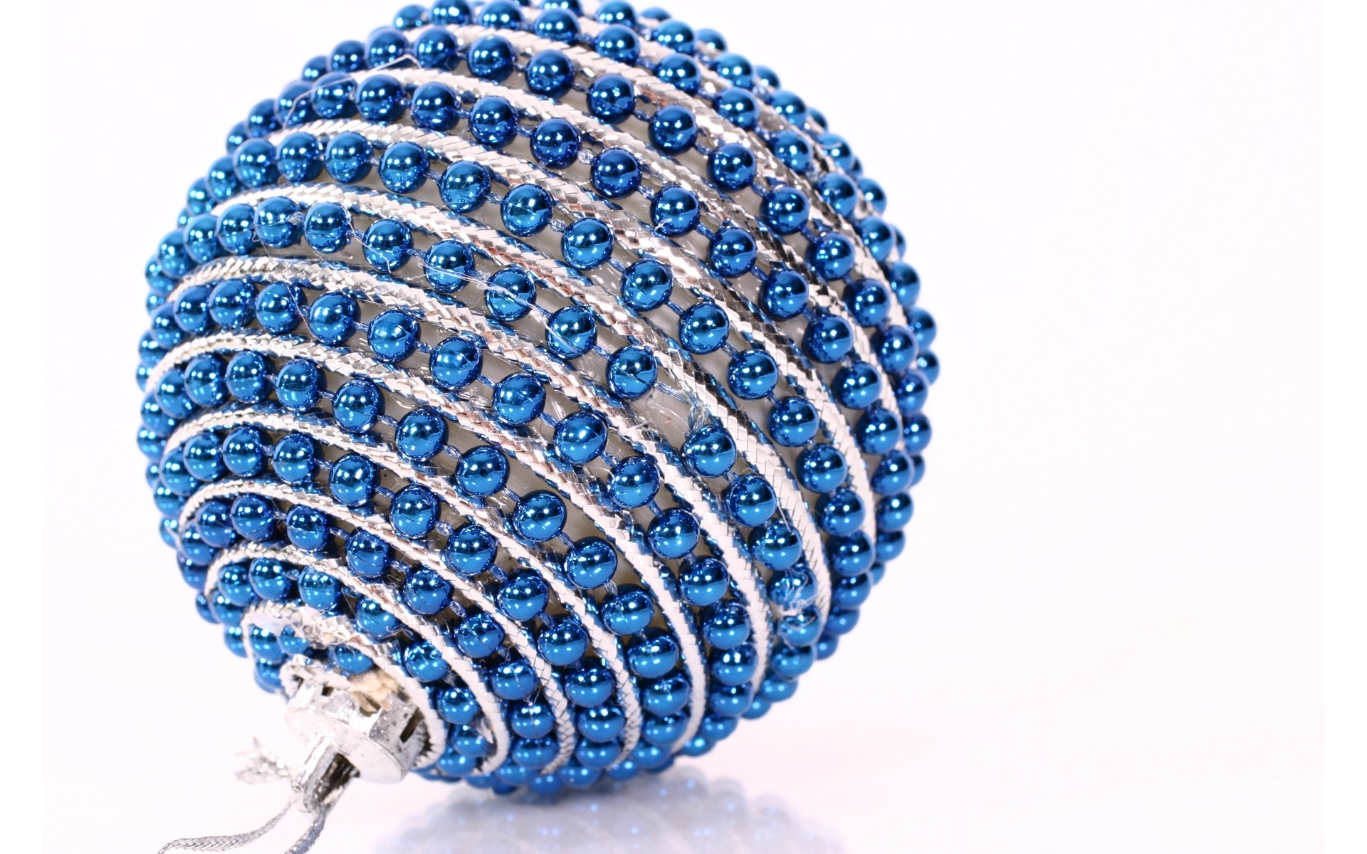 Free photo Blue Christmas ball made of beads