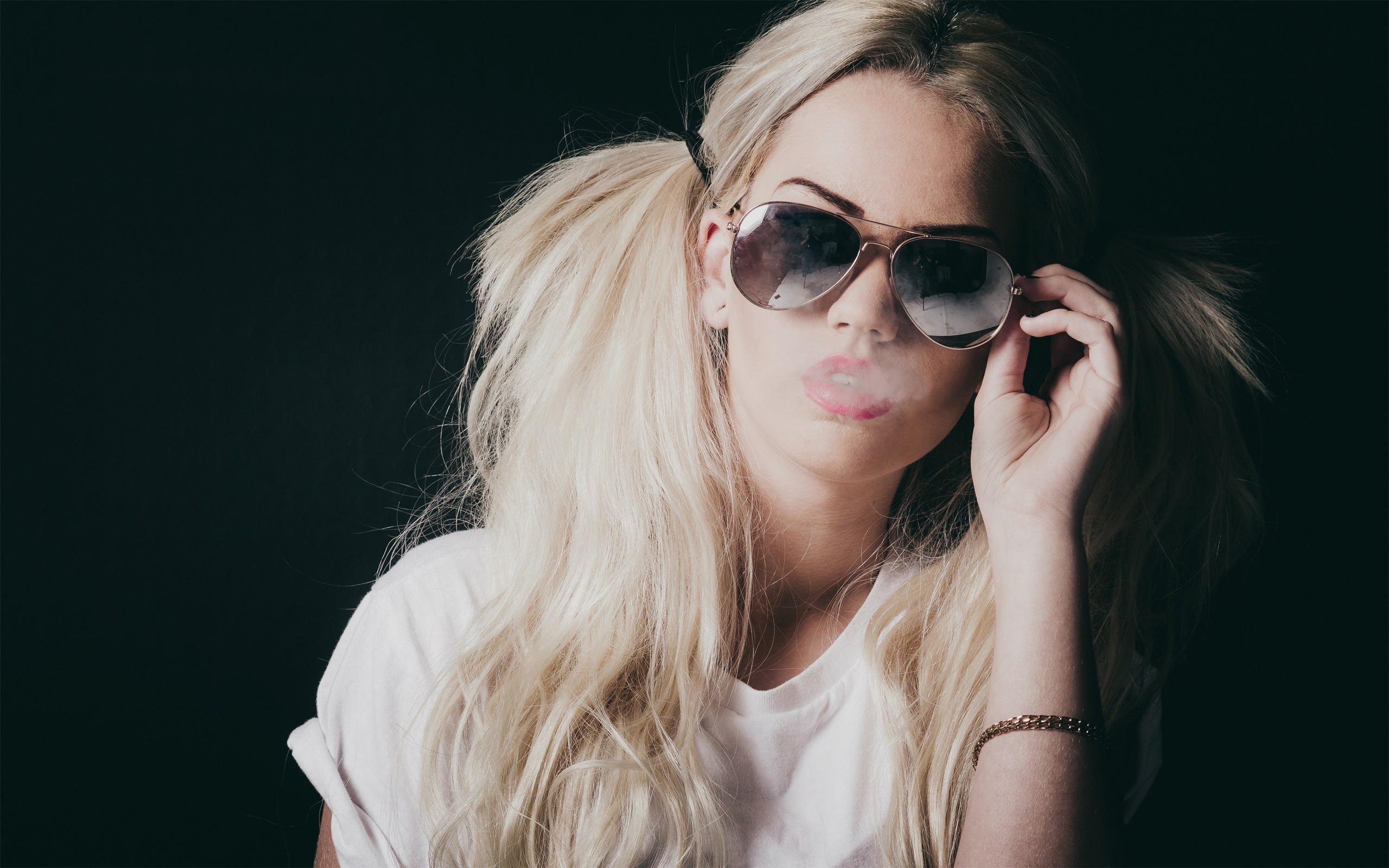 Free photo Beautiful blonde girl with sunglasses.