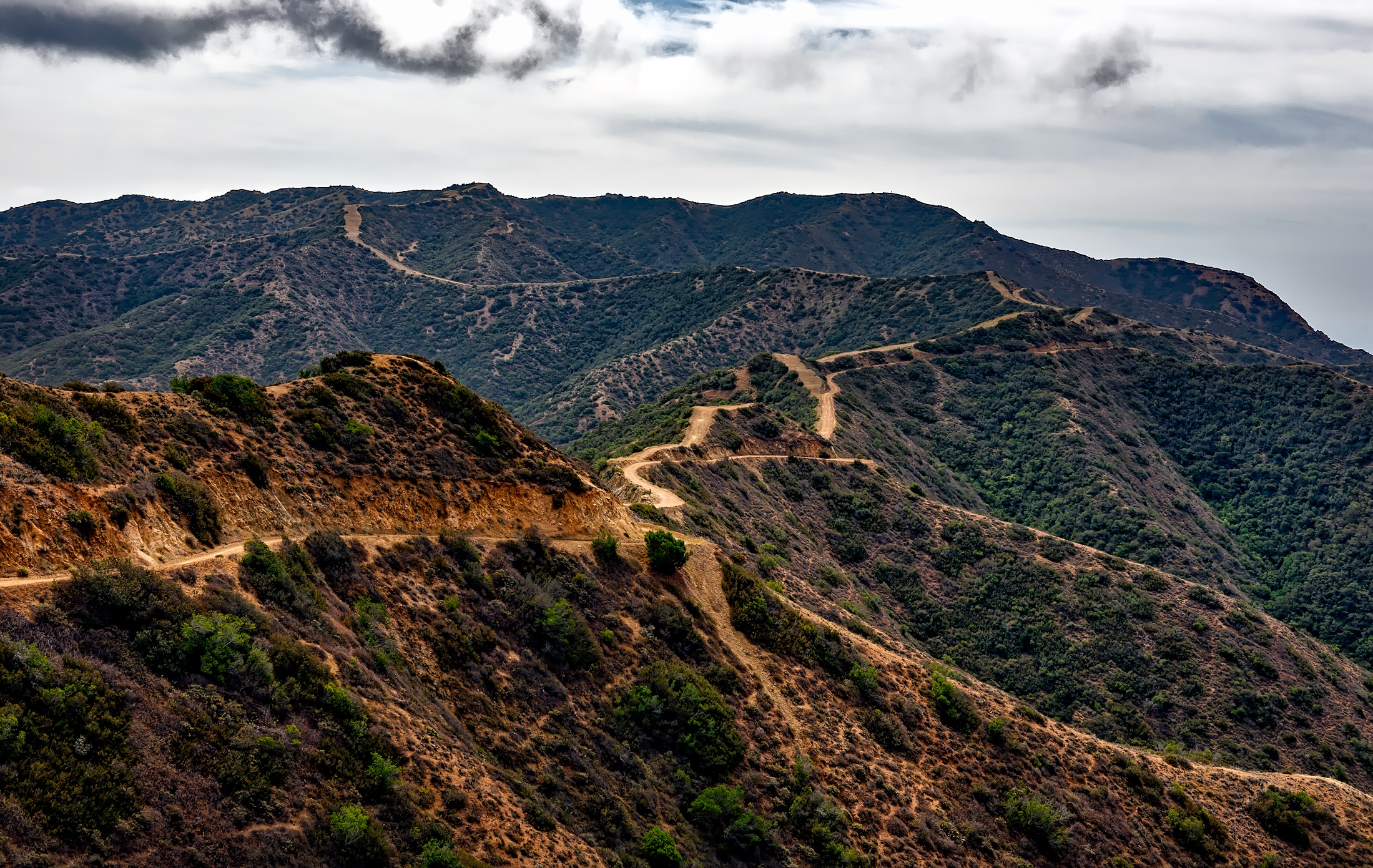 Free photo The road across the mountain peaks