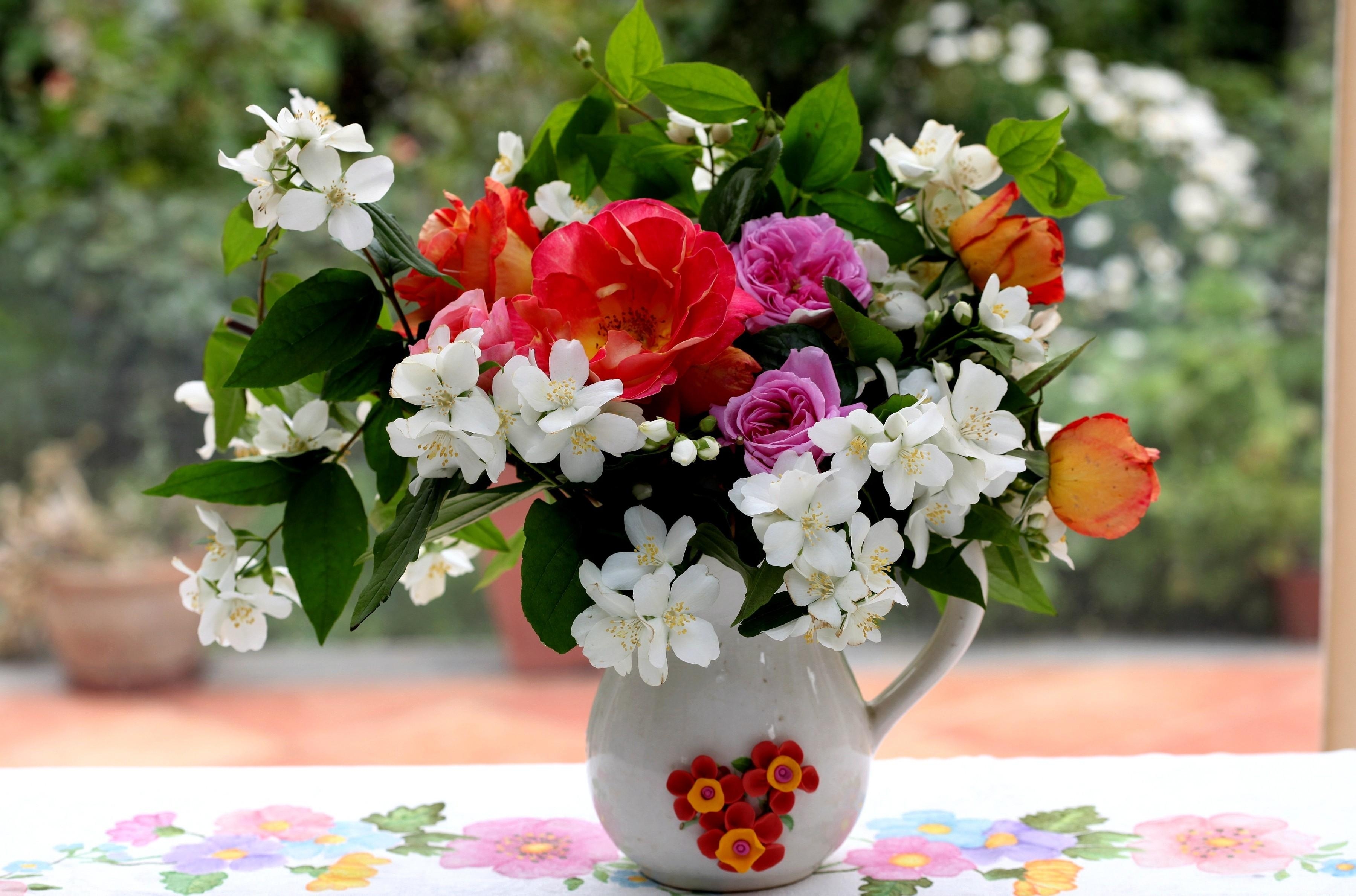 Free photo A beautiful bouquet of flowers in a decanter