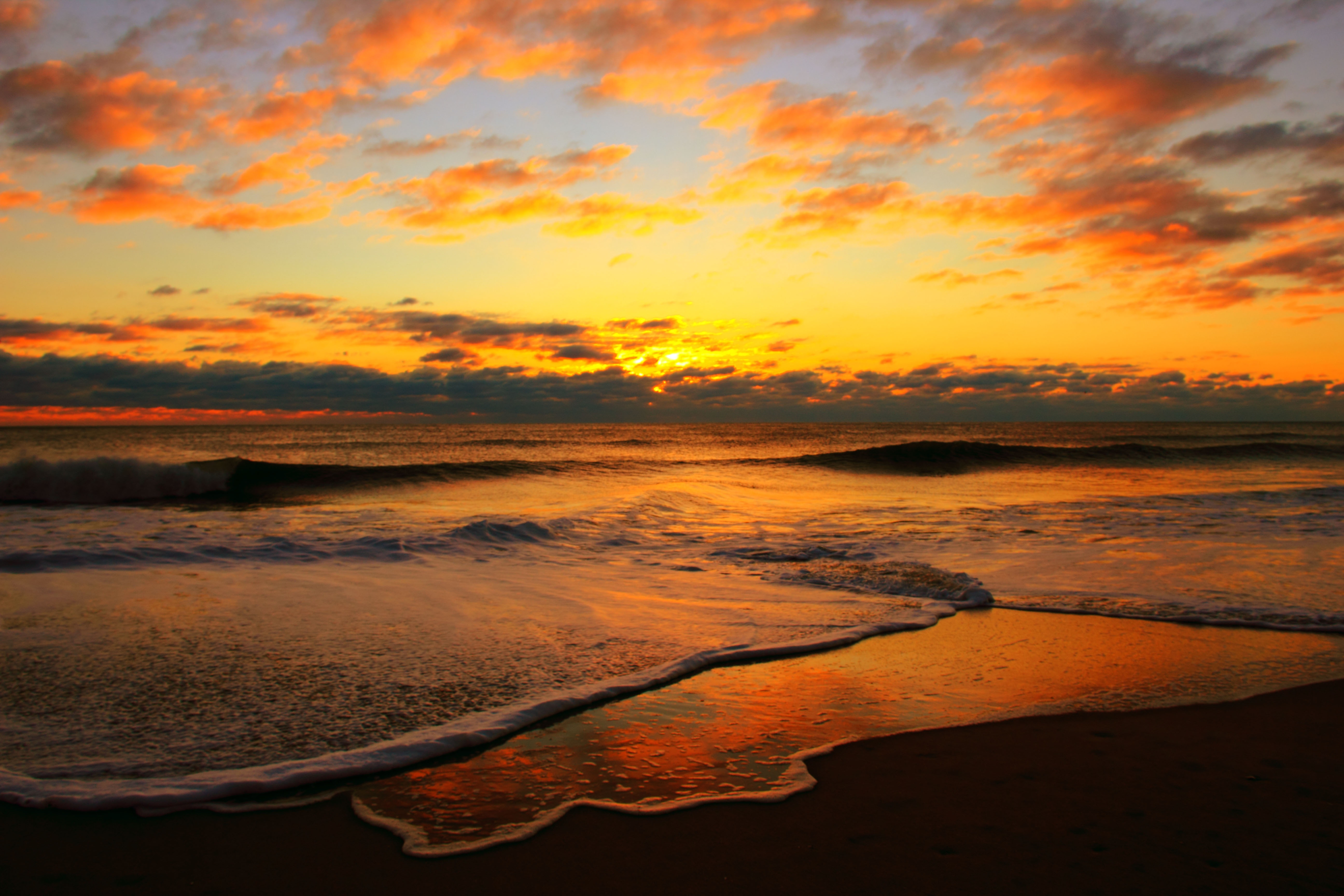 Free photo Shallow waves on the shore