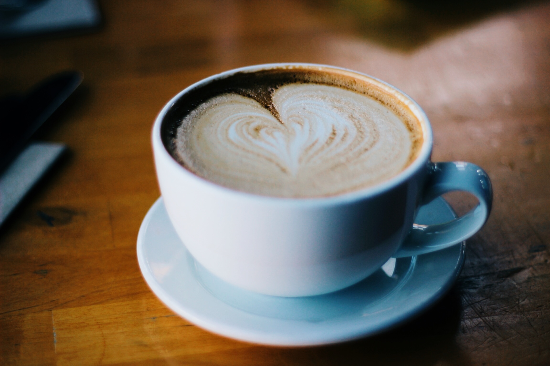 Free photo A cup of coffee with foam in the shape of a heart