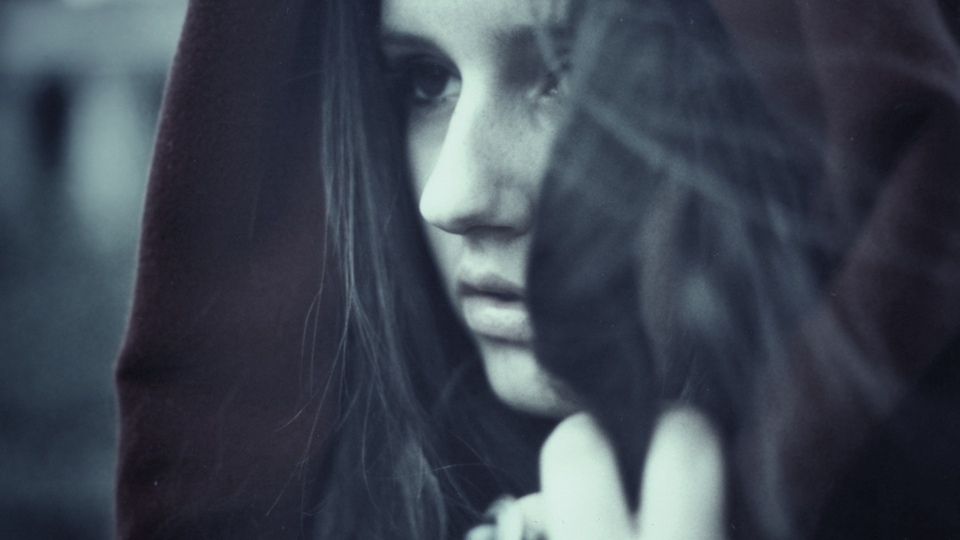 Обои лицо брюнетка капюшон на рабочий стол