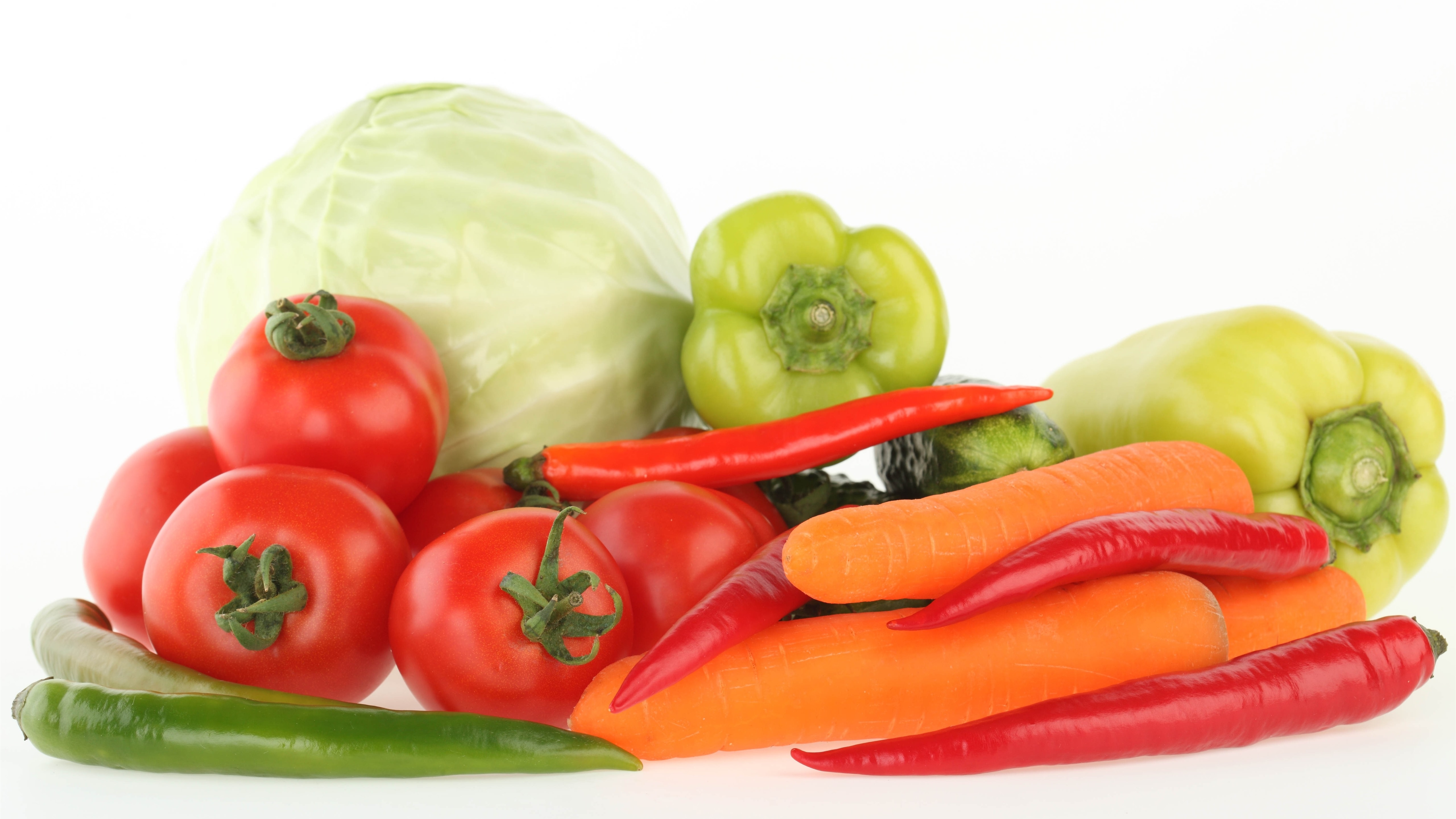 Бесплатное фото Полезные овощи на белом фоне