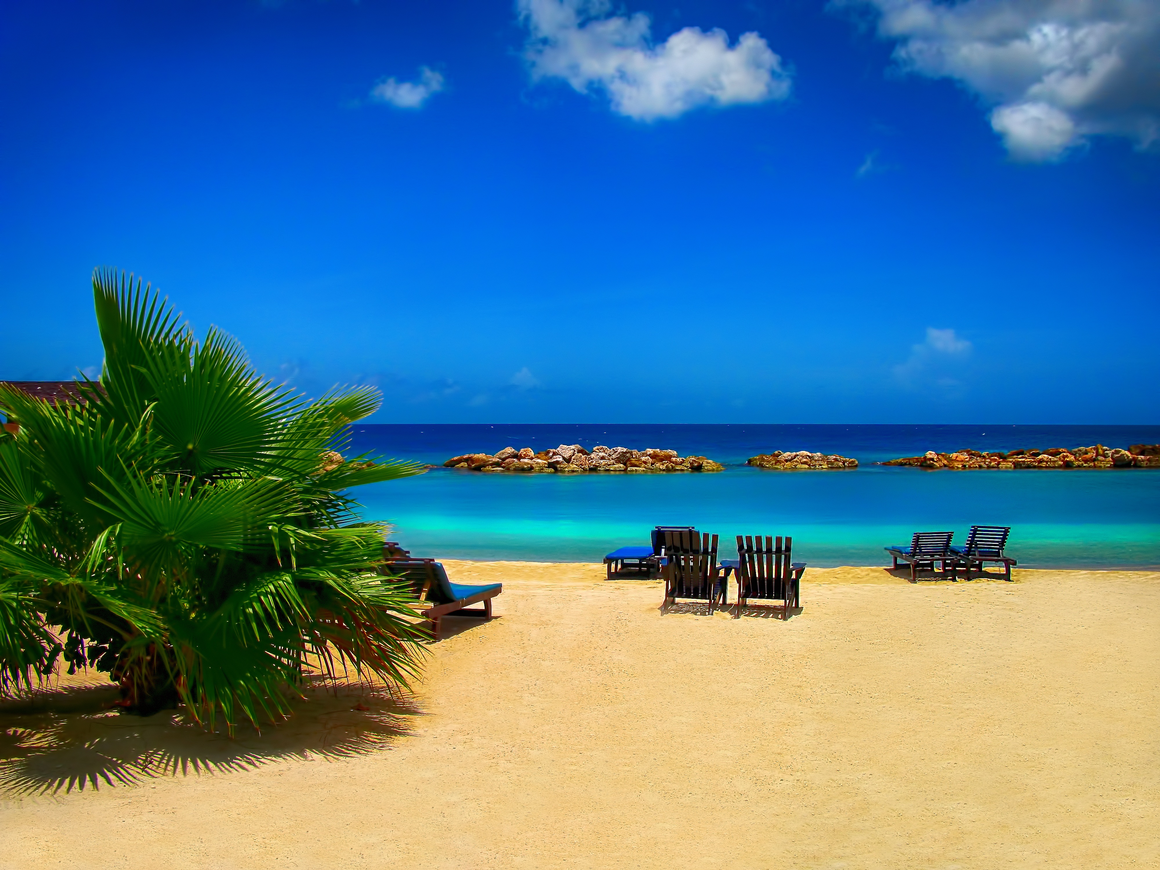 Free photo Large sandy beach in sunny weather by a calm sea