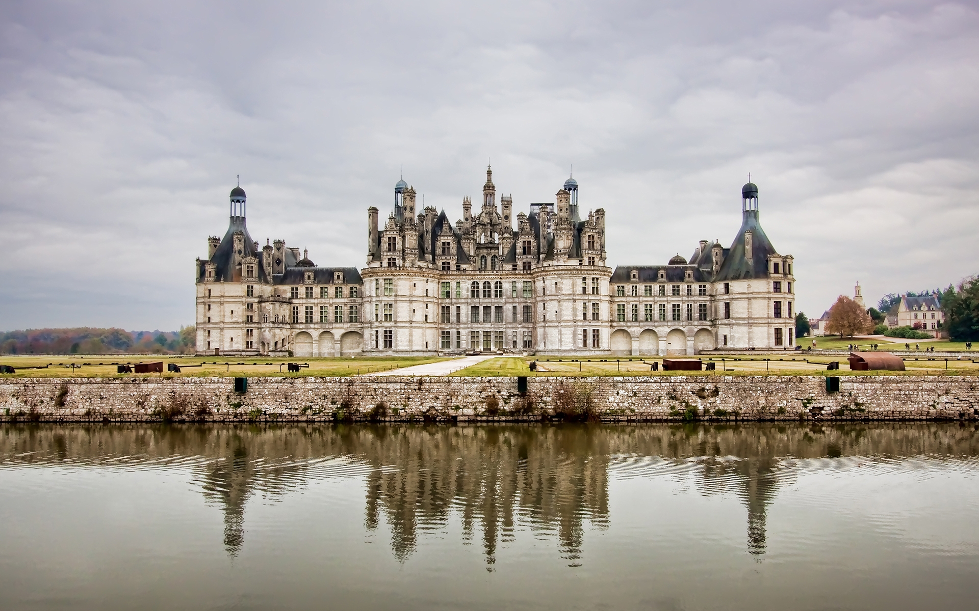 Огромный старый замок