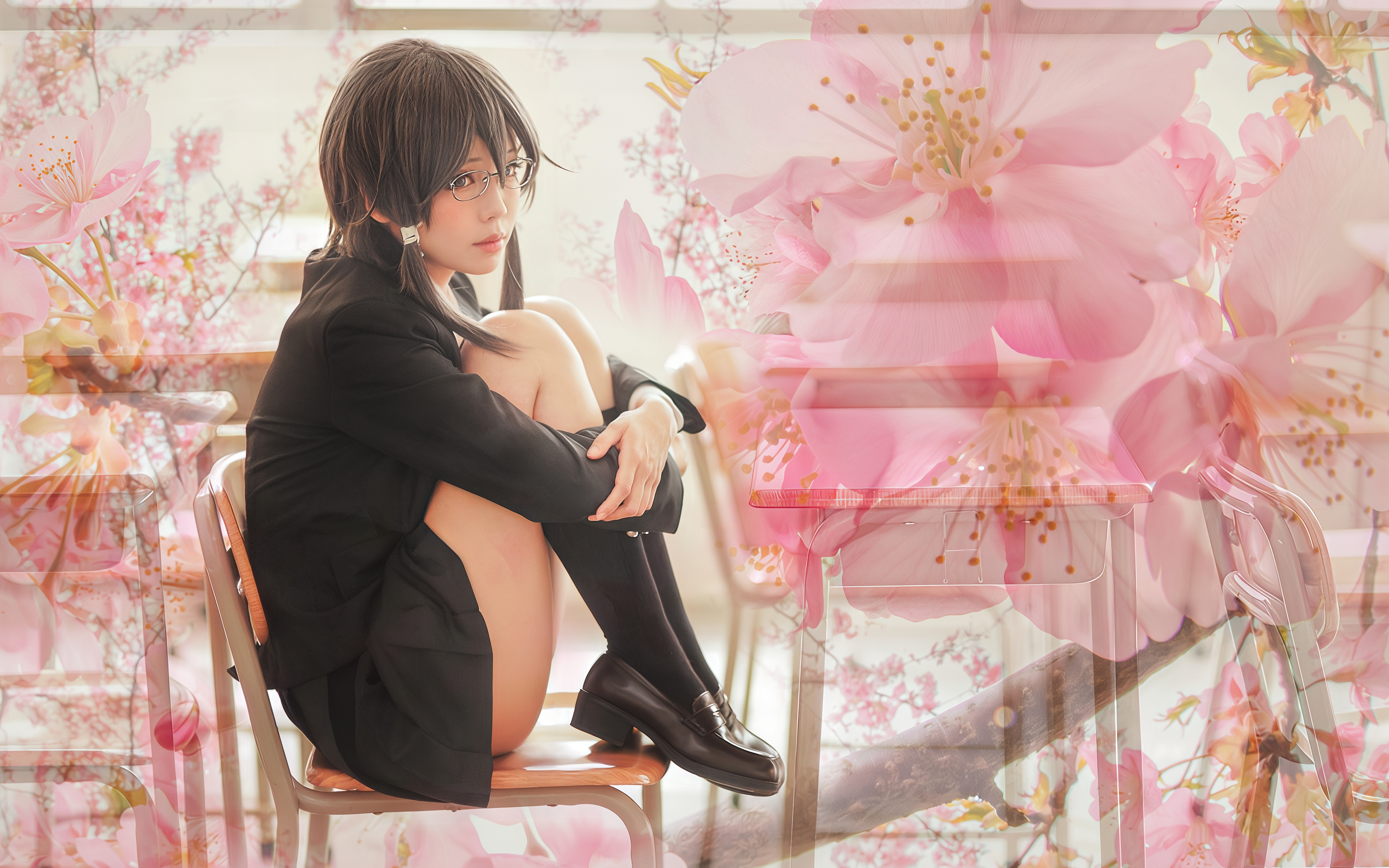 Бесплатное фото Синон среди цветущей сакуры - элегантность весны в косплее.