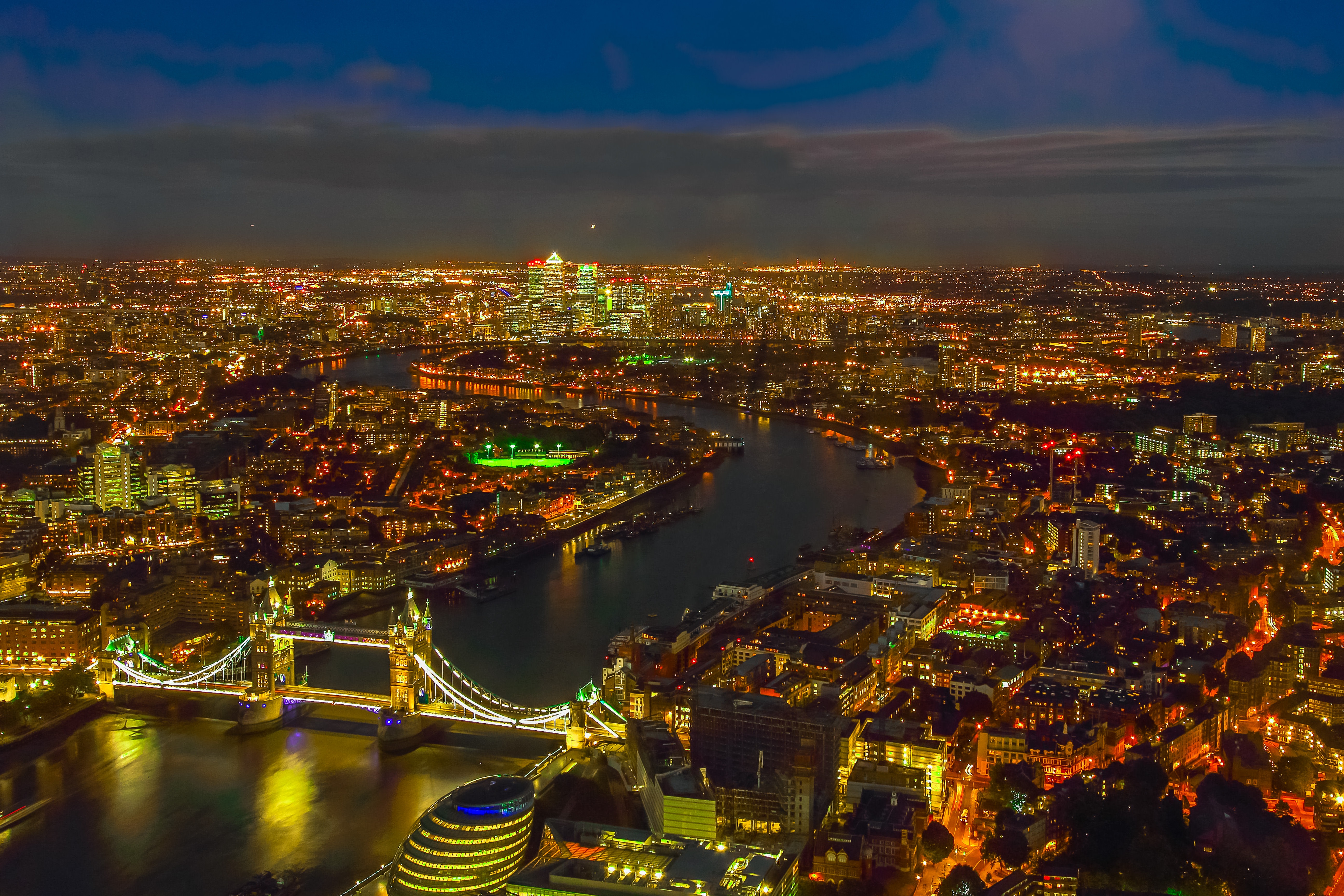 Free photo A bird`s-eye view of the city at night.