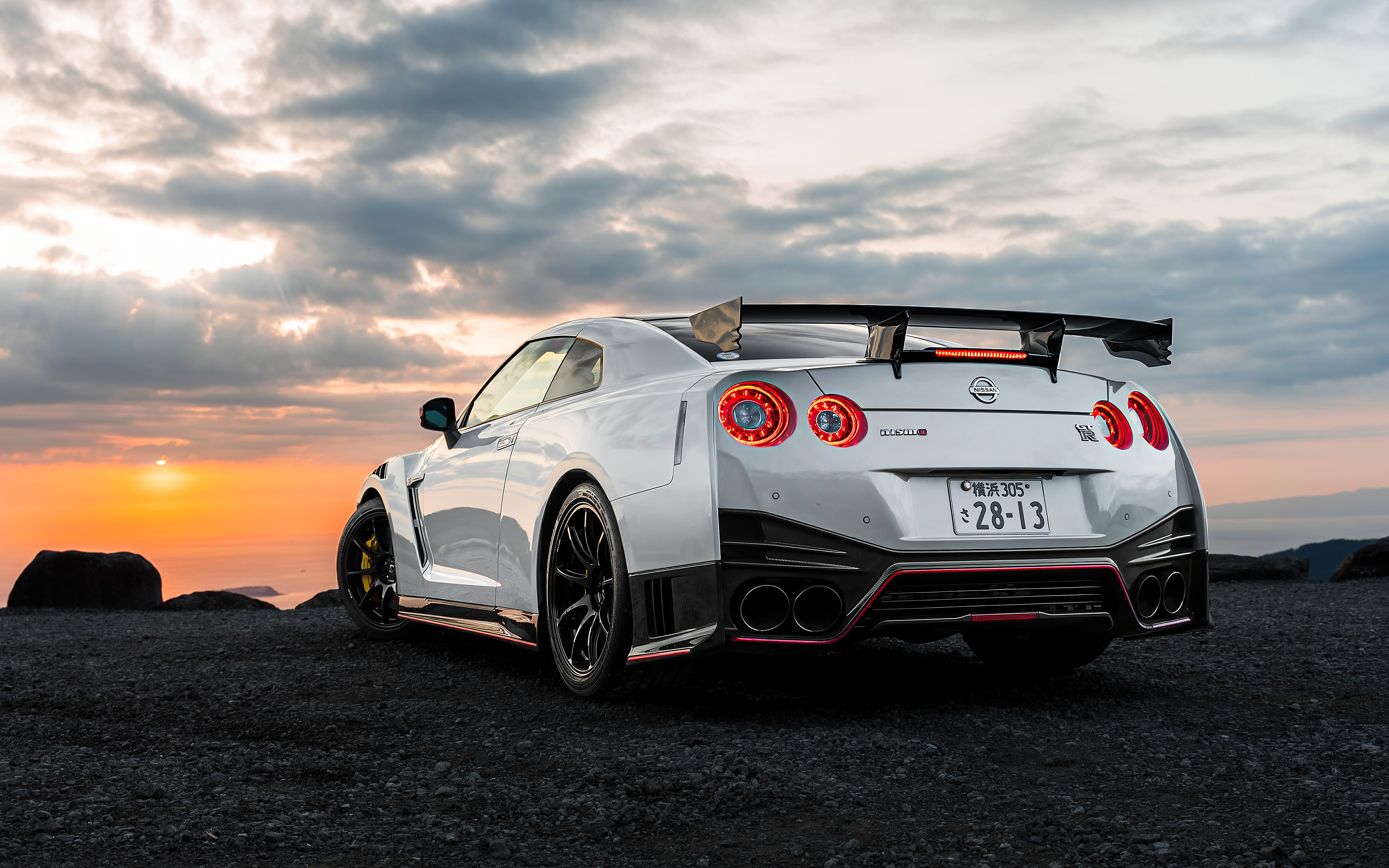 Free photo White Nissan GTR rear view