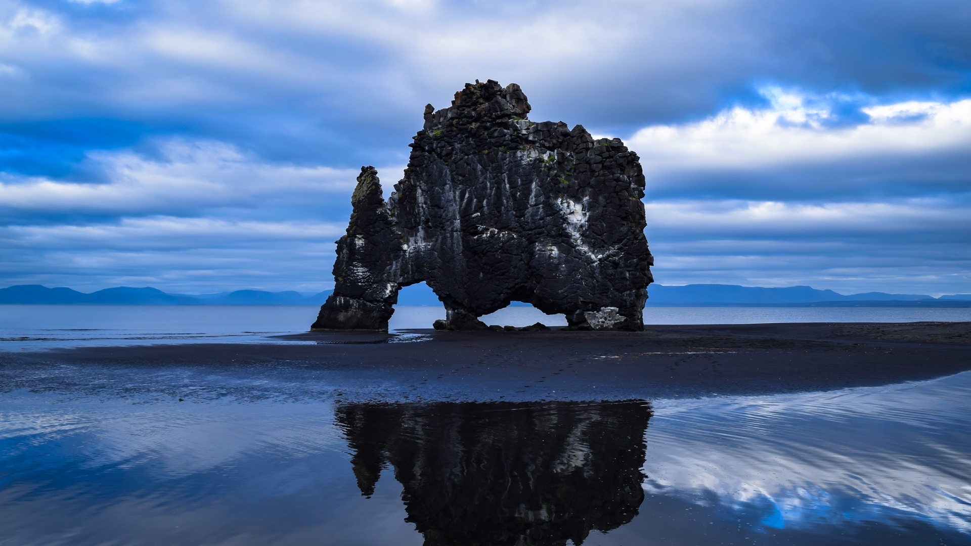 冰岛赫维瑟库尔岩石岛