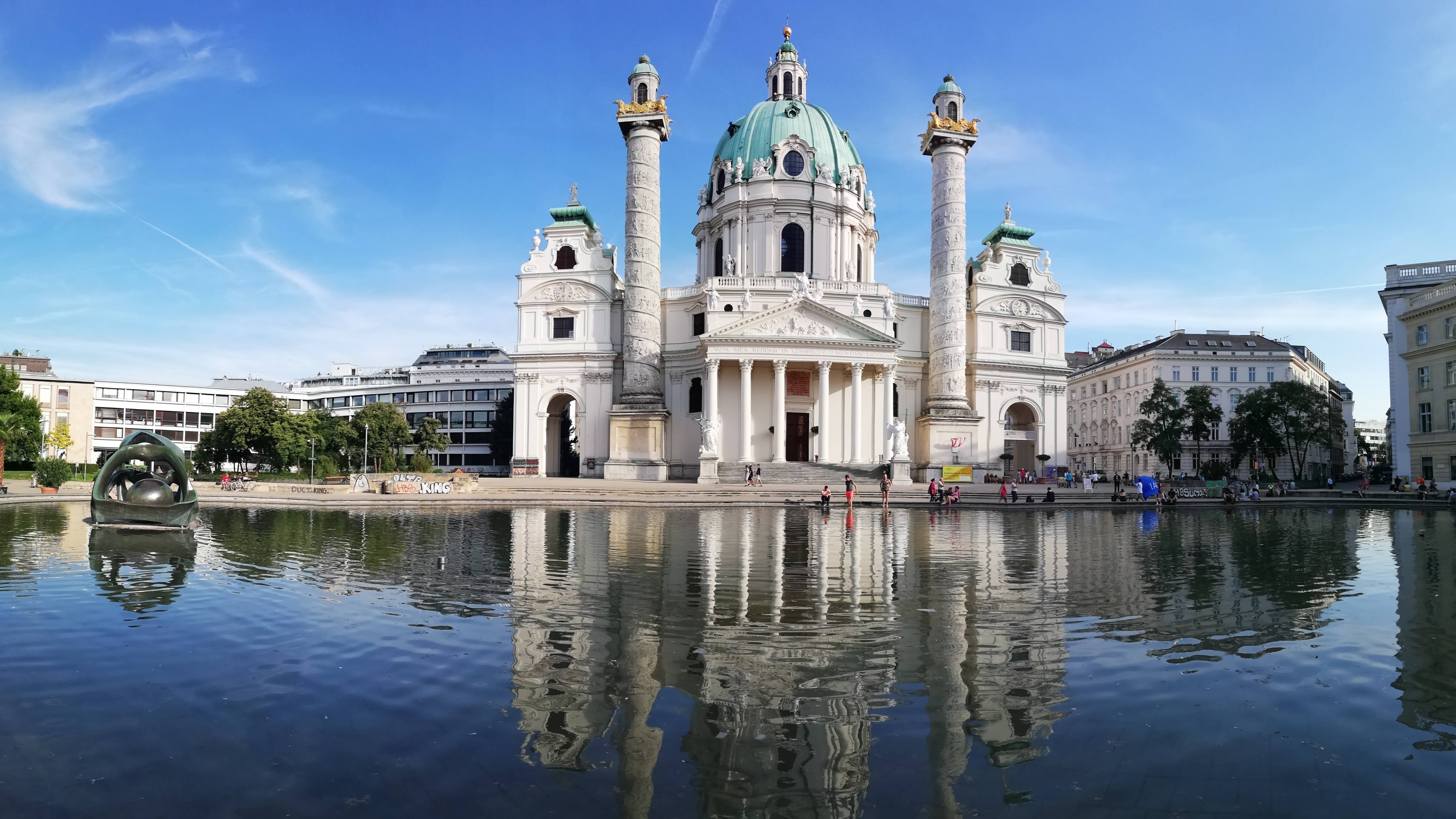 奥地利的一座白色大教堂倒映在水体中