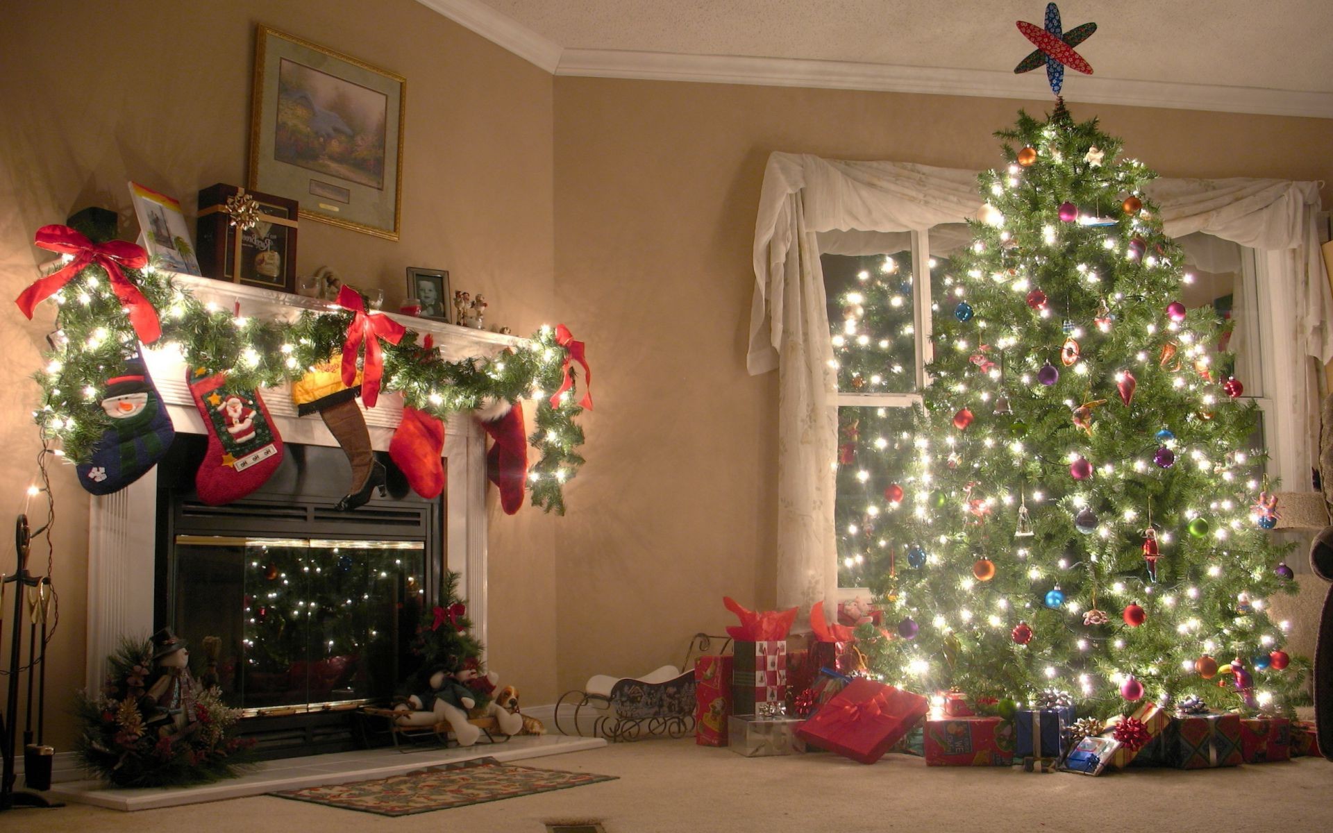 壁炉旁的大圣诞树