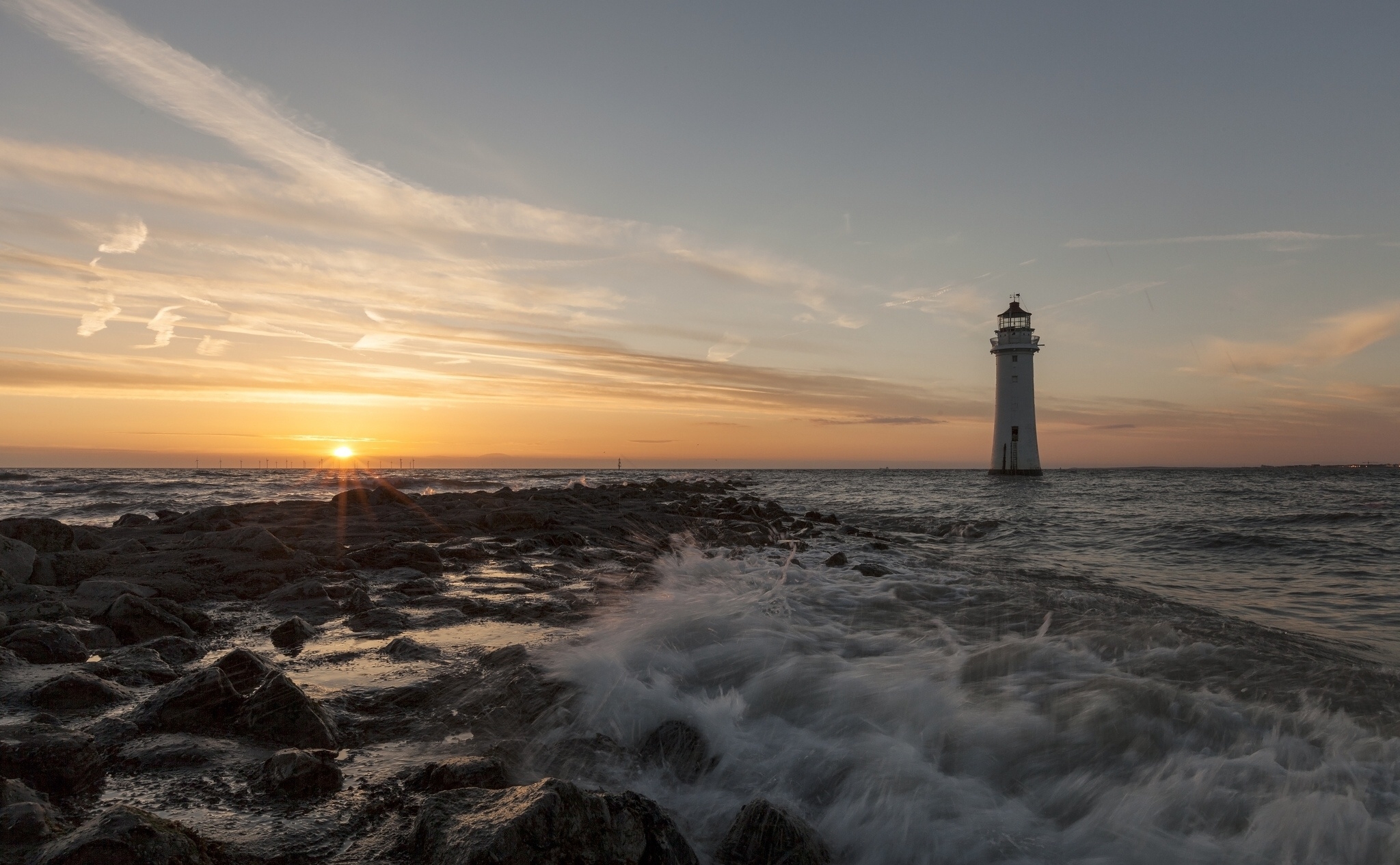 Одинокий мояк среди воды и скал