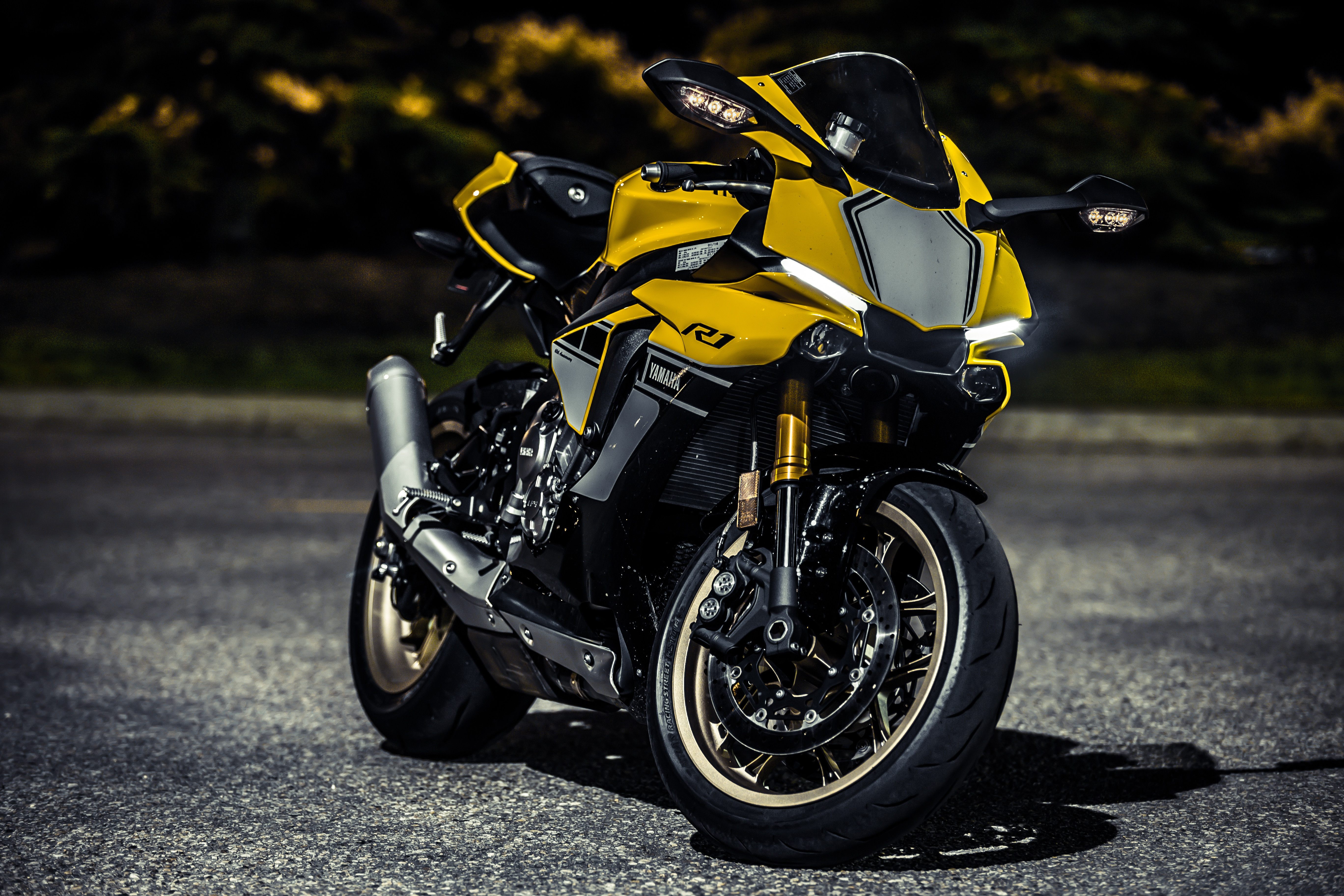 Free photo Yellow yamaha yzf-r1 sports bike