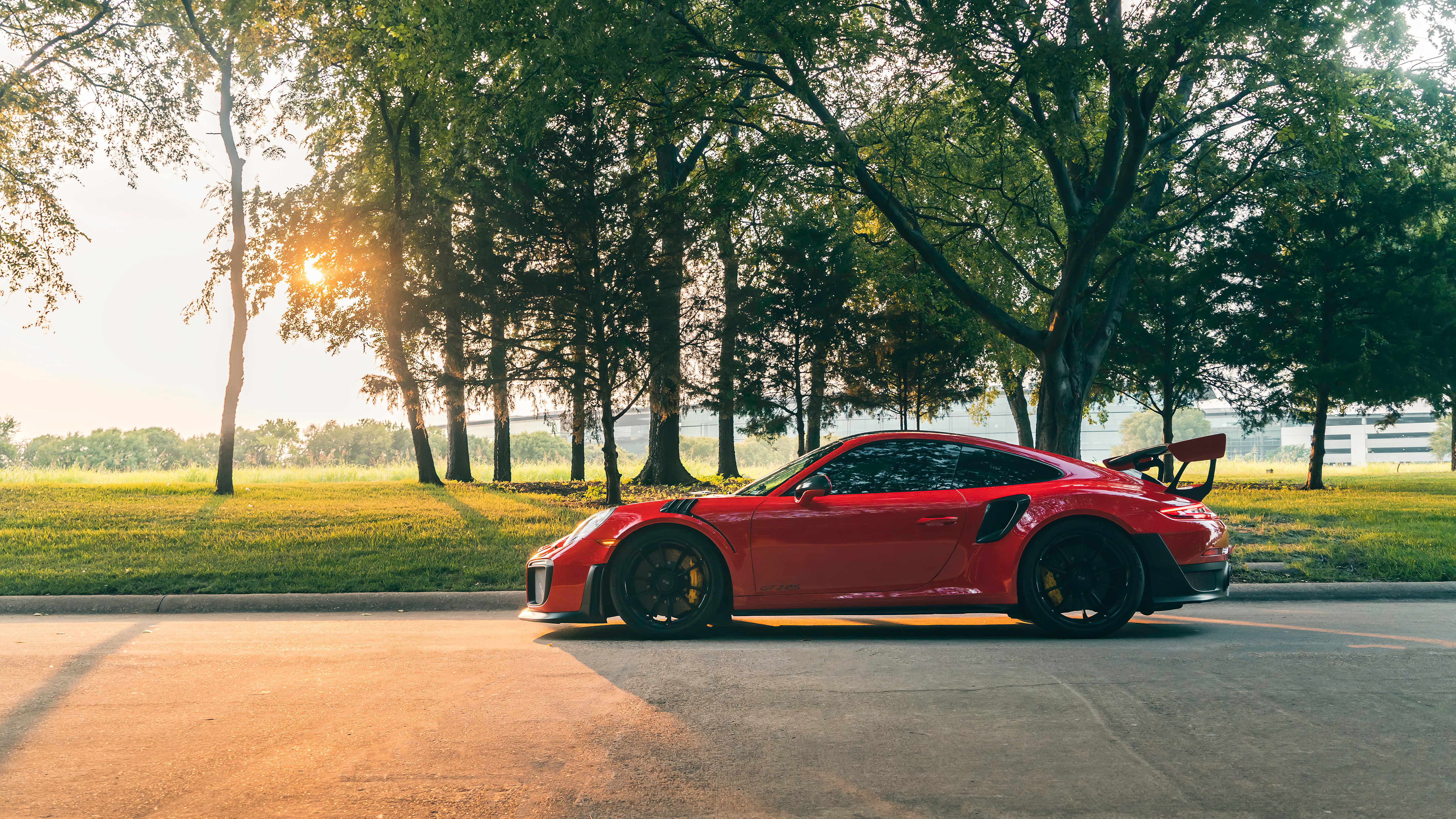 Free photo red porsche gt2 side view