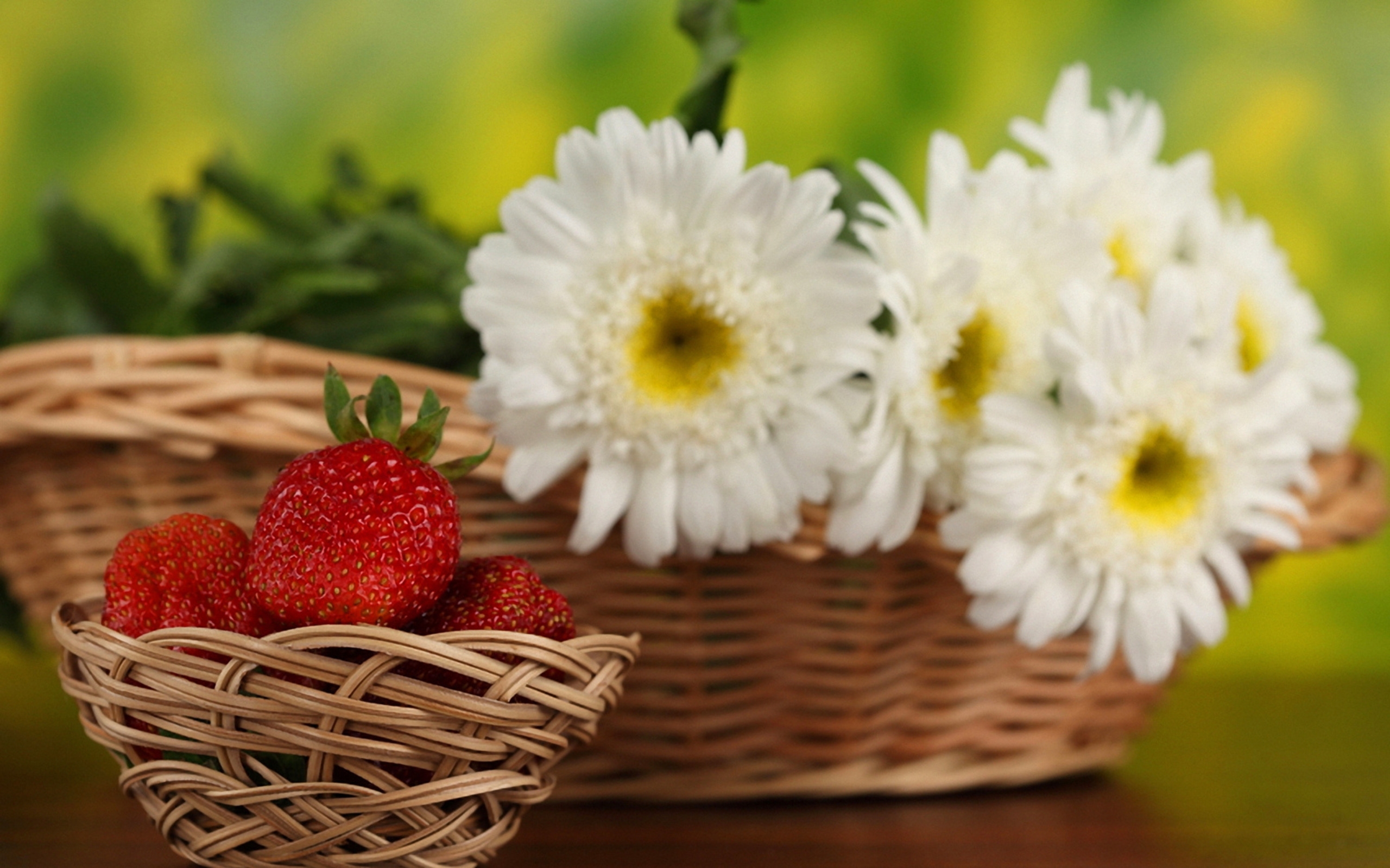 免费照片一束野花配草莓早餐