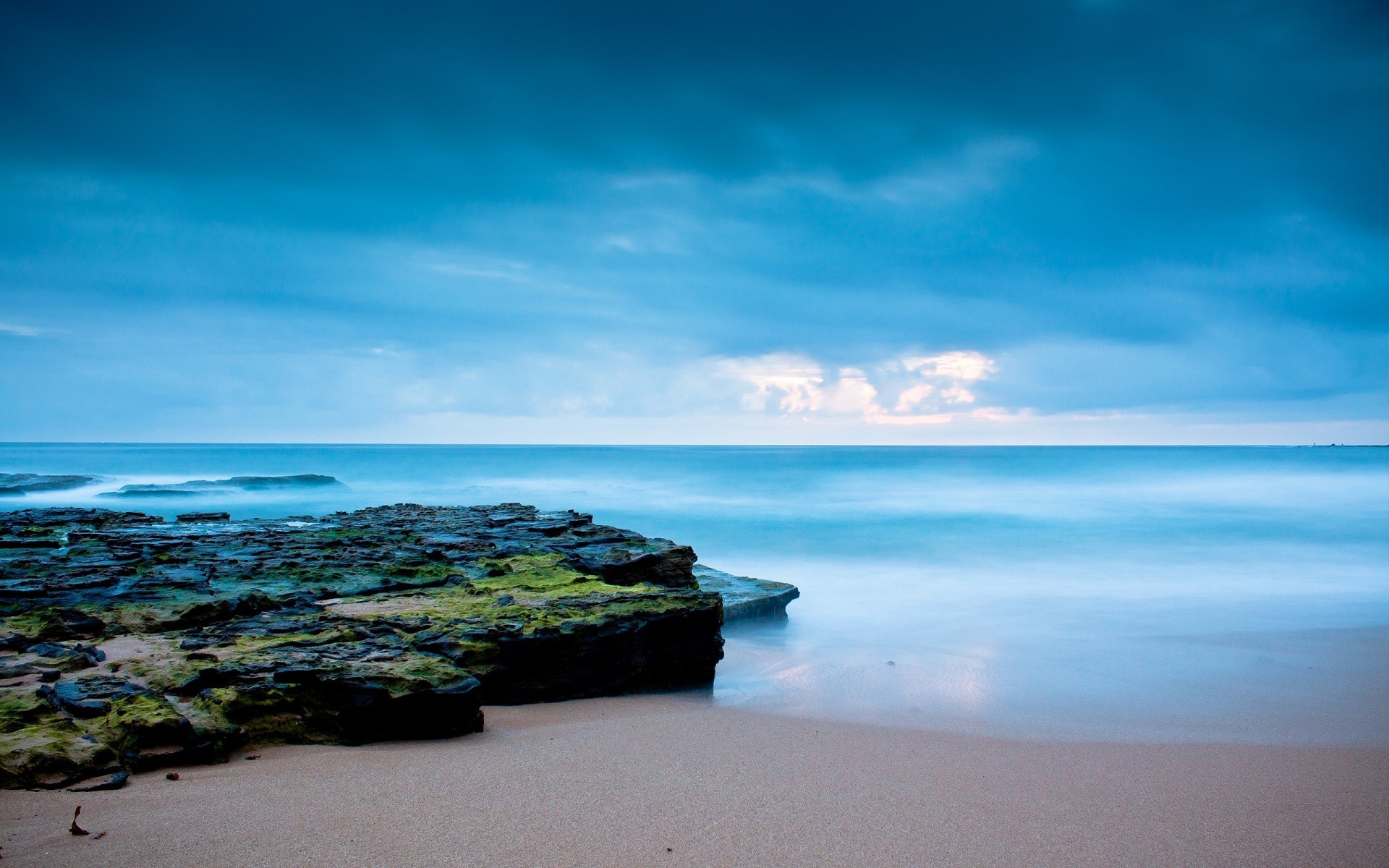 Free photo A large rocky rock on a sea beach