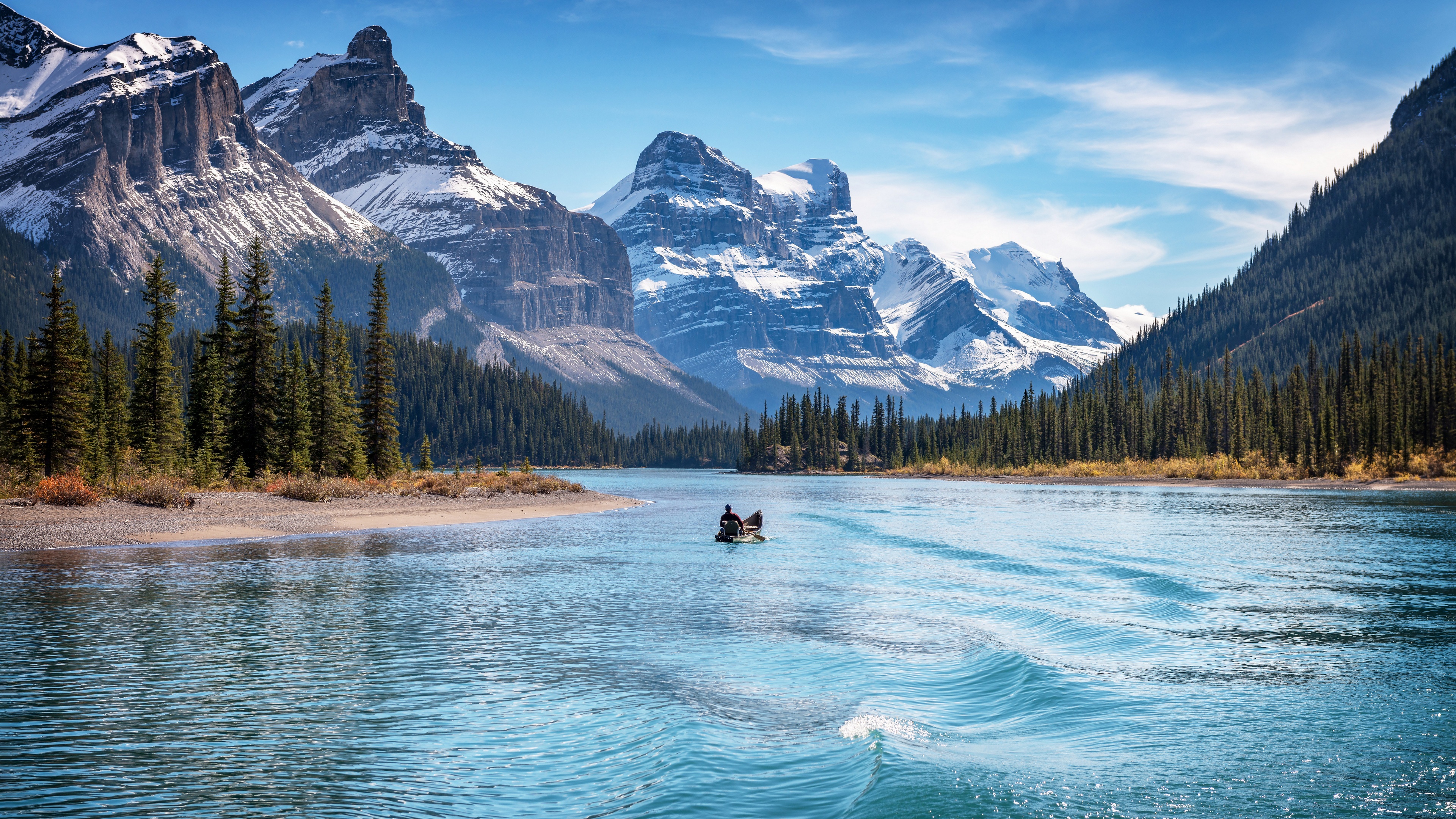 Free photo River walk with a view of the big mountains