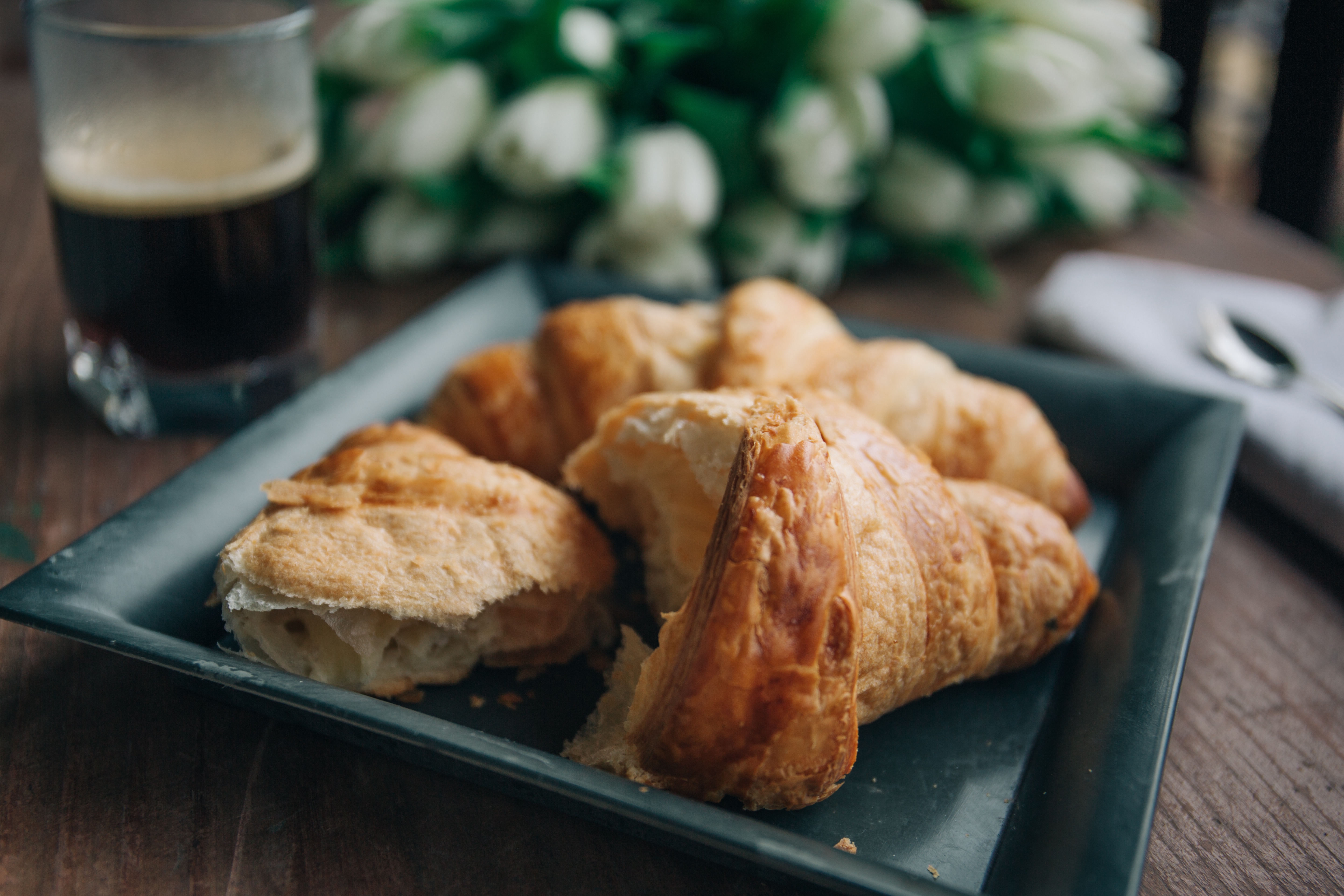 Free photo Croissant with puff pastry