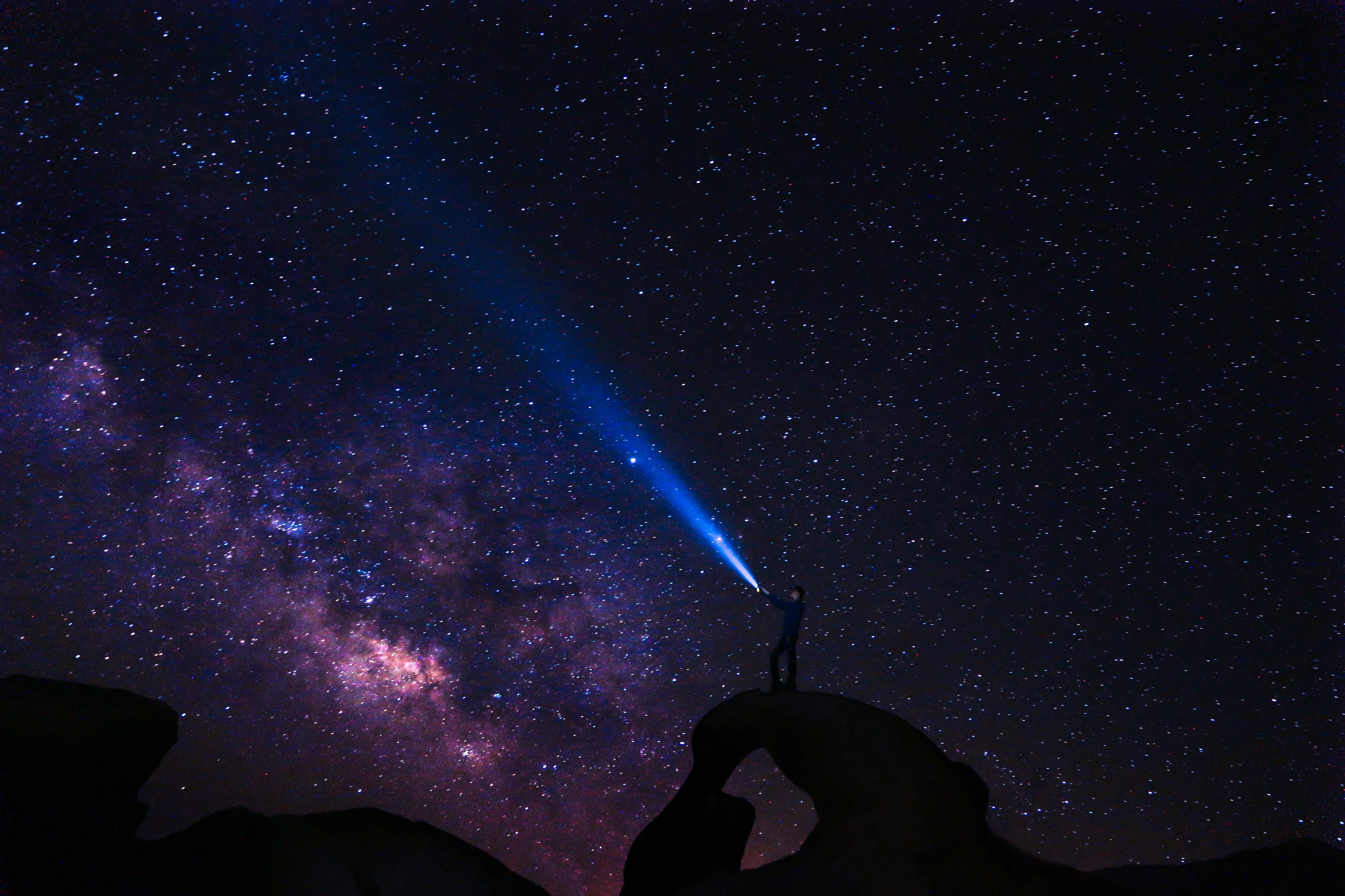 Free photo I shine a powerful lantern into the night sky