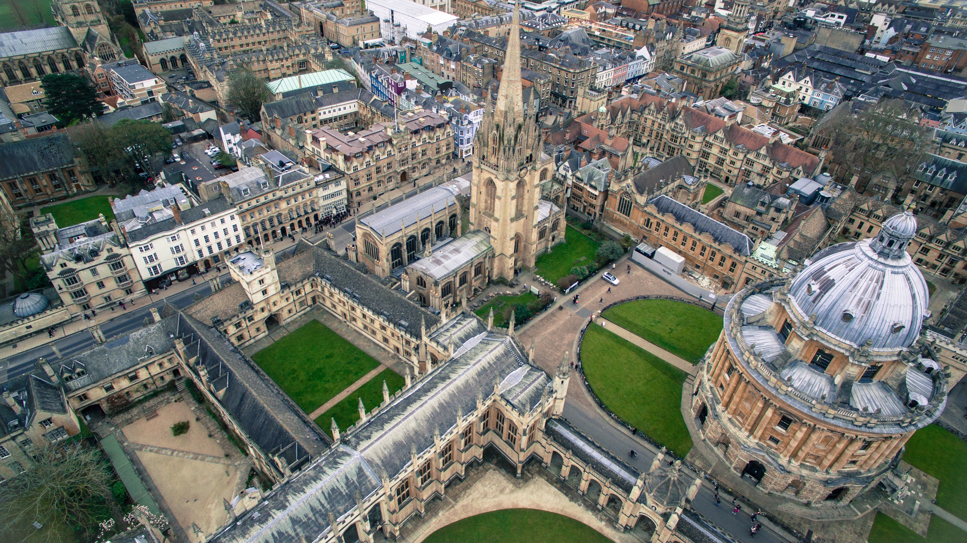 Free photo A bird`s-eye view of the town square in England