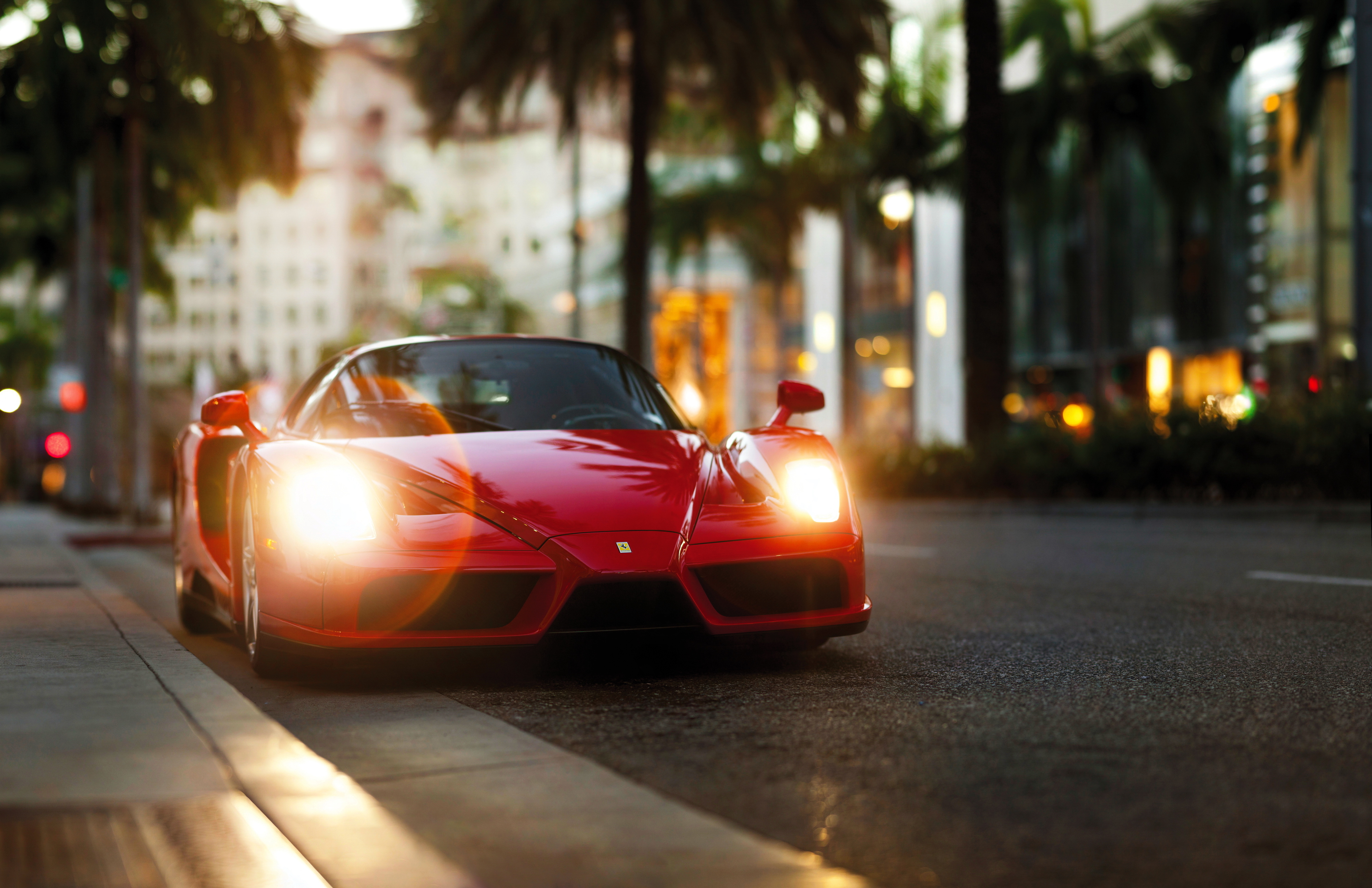 Free photo A red Ferrari Enzo on the evening streets.