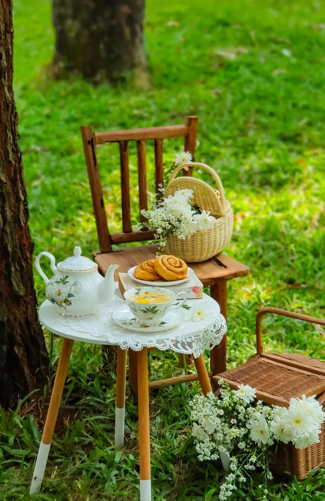 Бесплатное фото Чайный столик в зелёной тишине