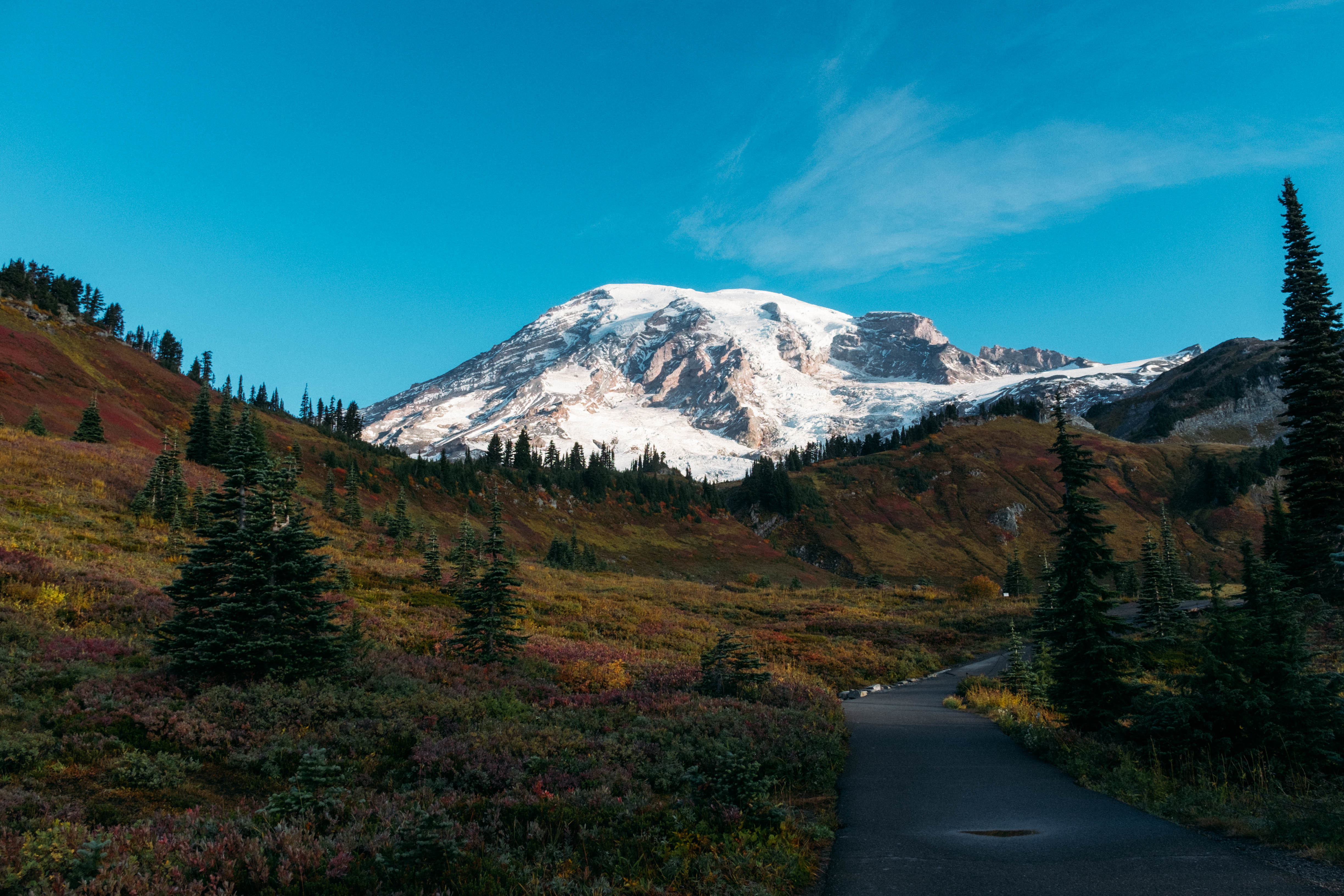 Бесплатное фото Дорожка ведущая к снежной горе