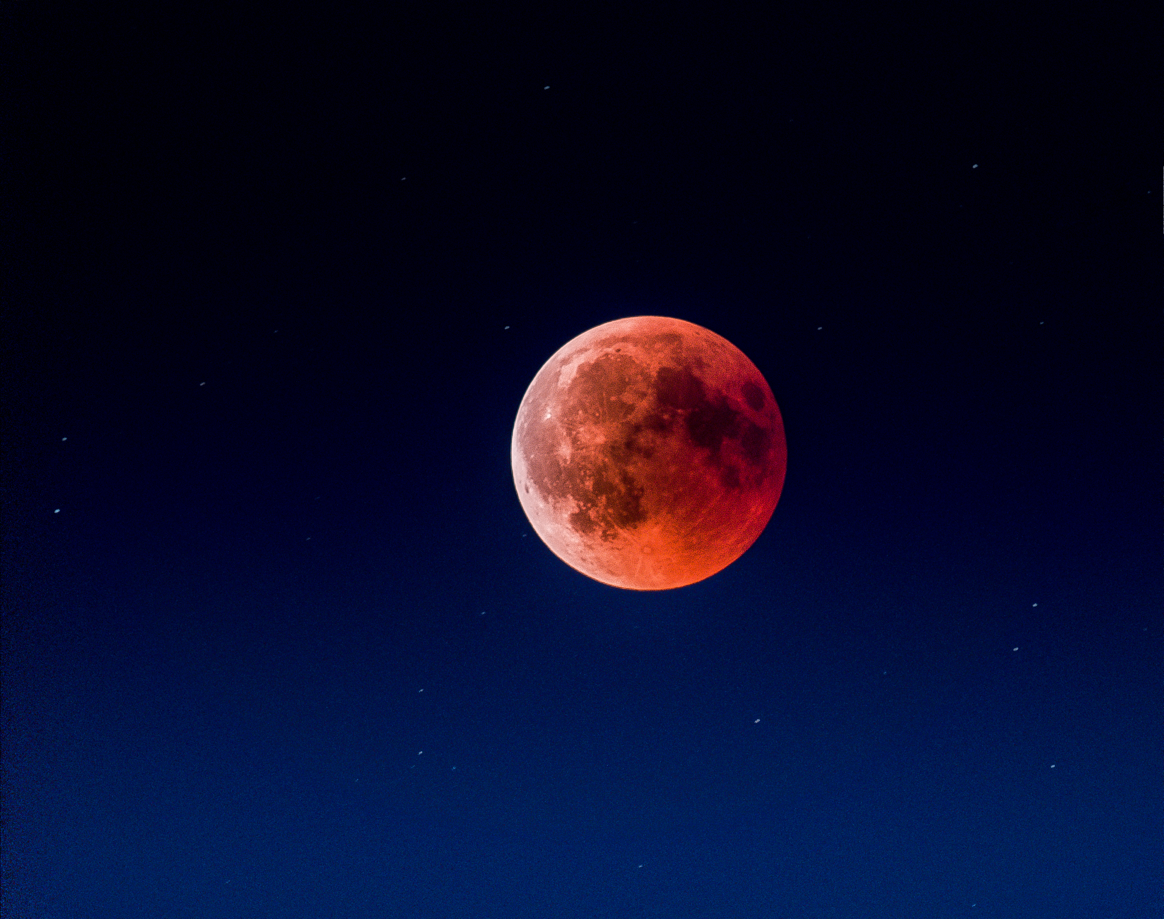 桌面上的壁纸红月亮 昊天 日蚀后