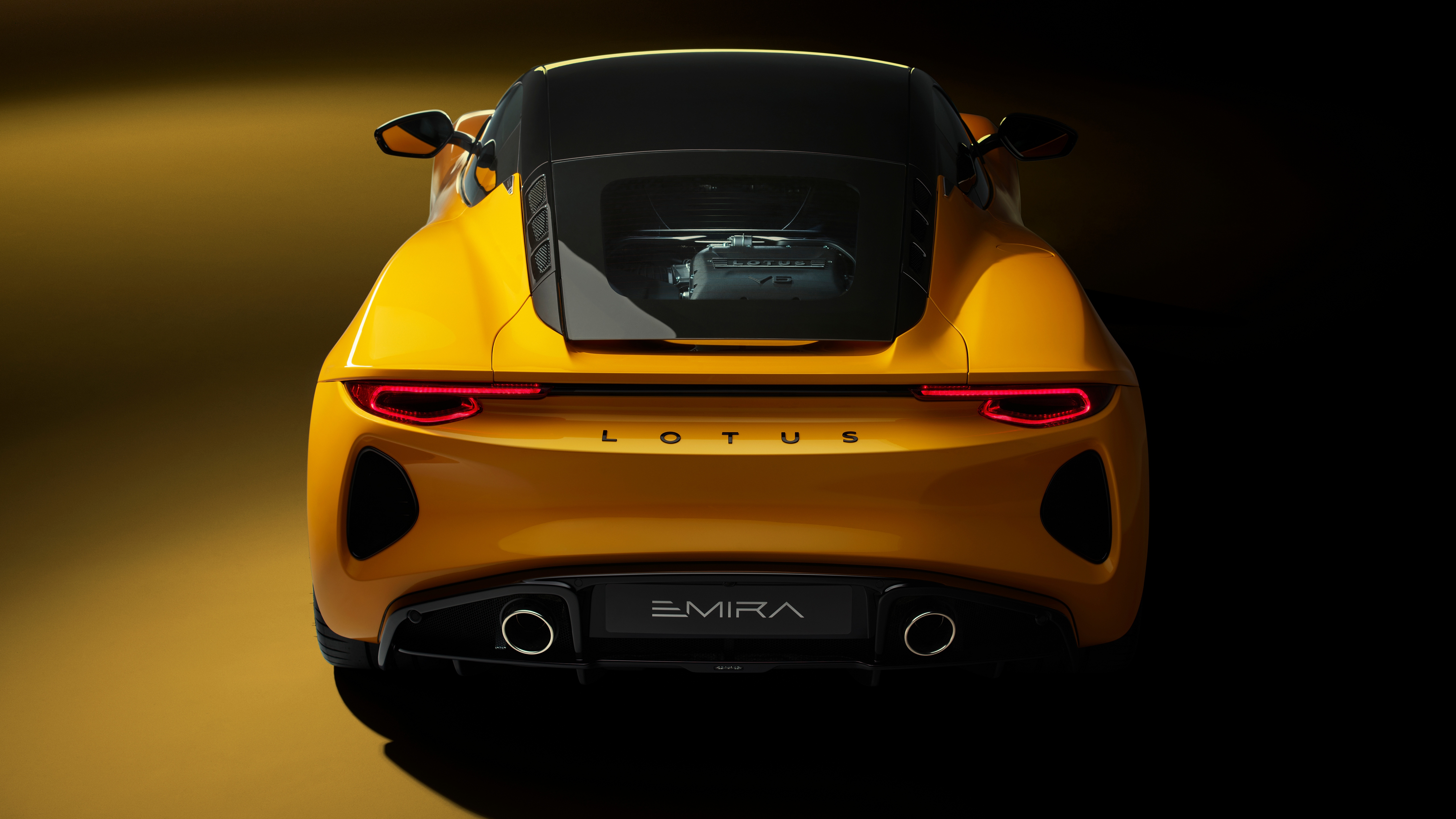 Бесплатное фото Lotus Emira 2022 года в желтом цвете