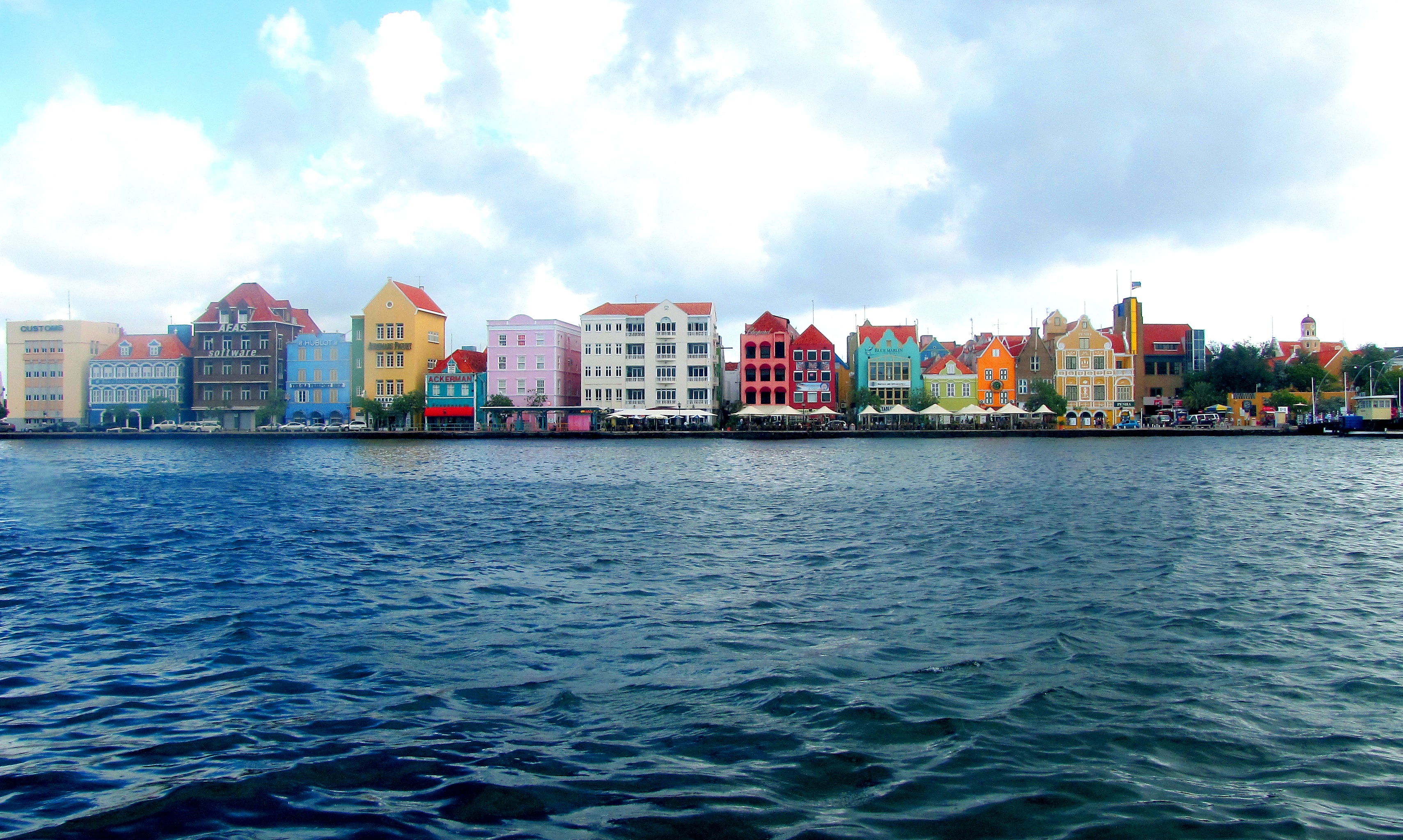 Free photo A city with colored houses on a sunny afternoon