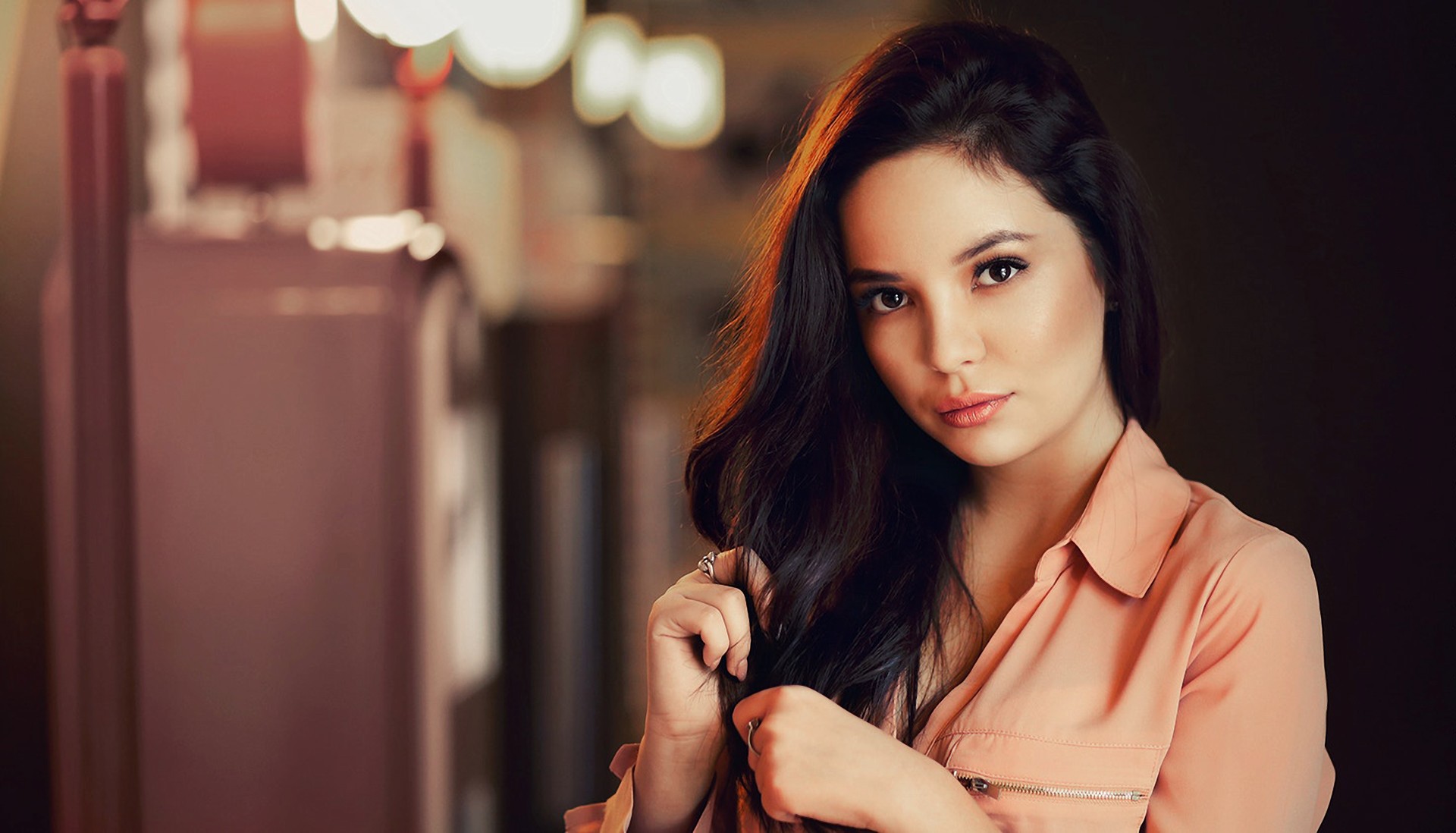 桌面上的壁纸红色 超模 人品