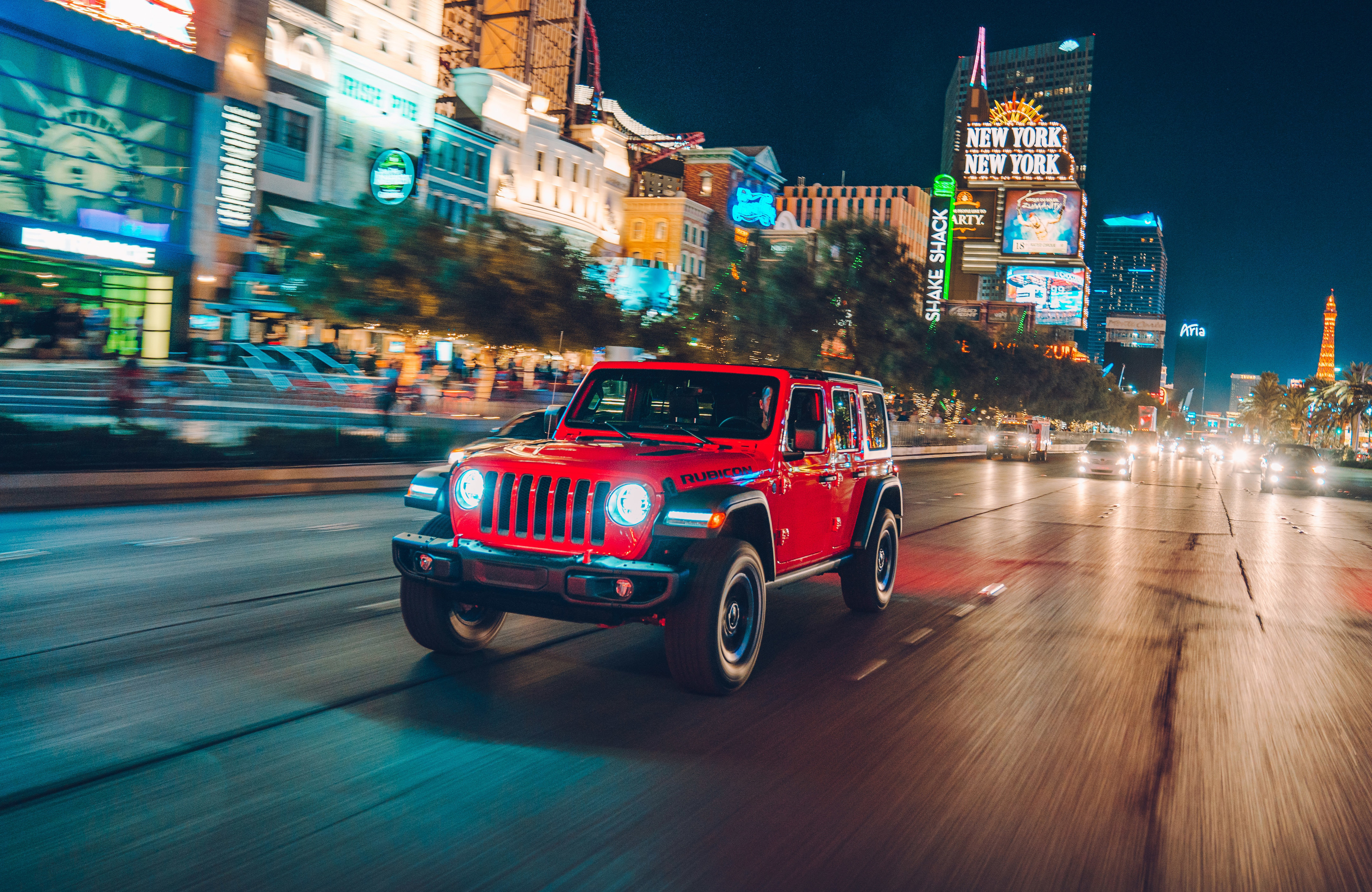 Free photo A Wrangler on a night street