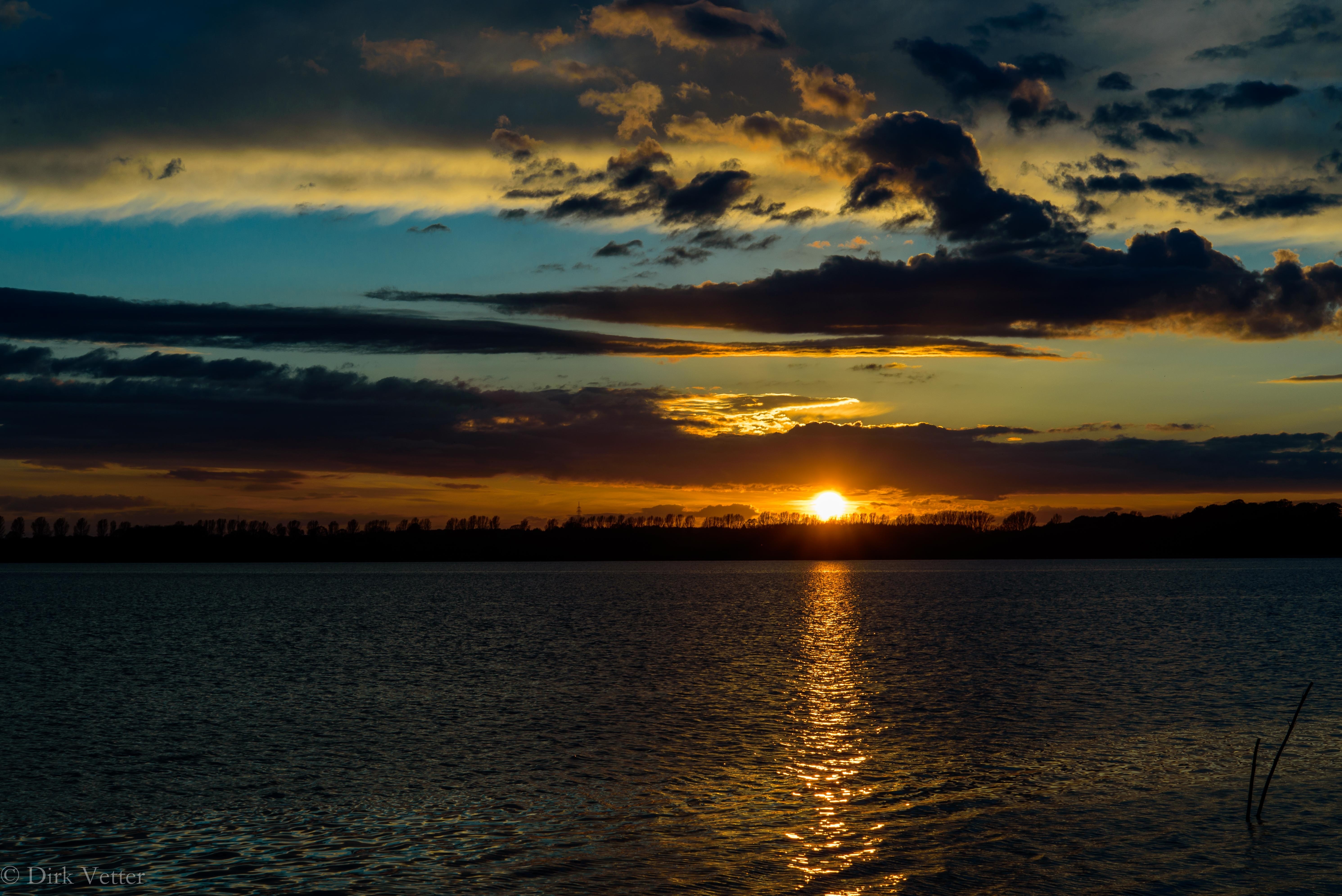 免费照片夕阳映照在河面上